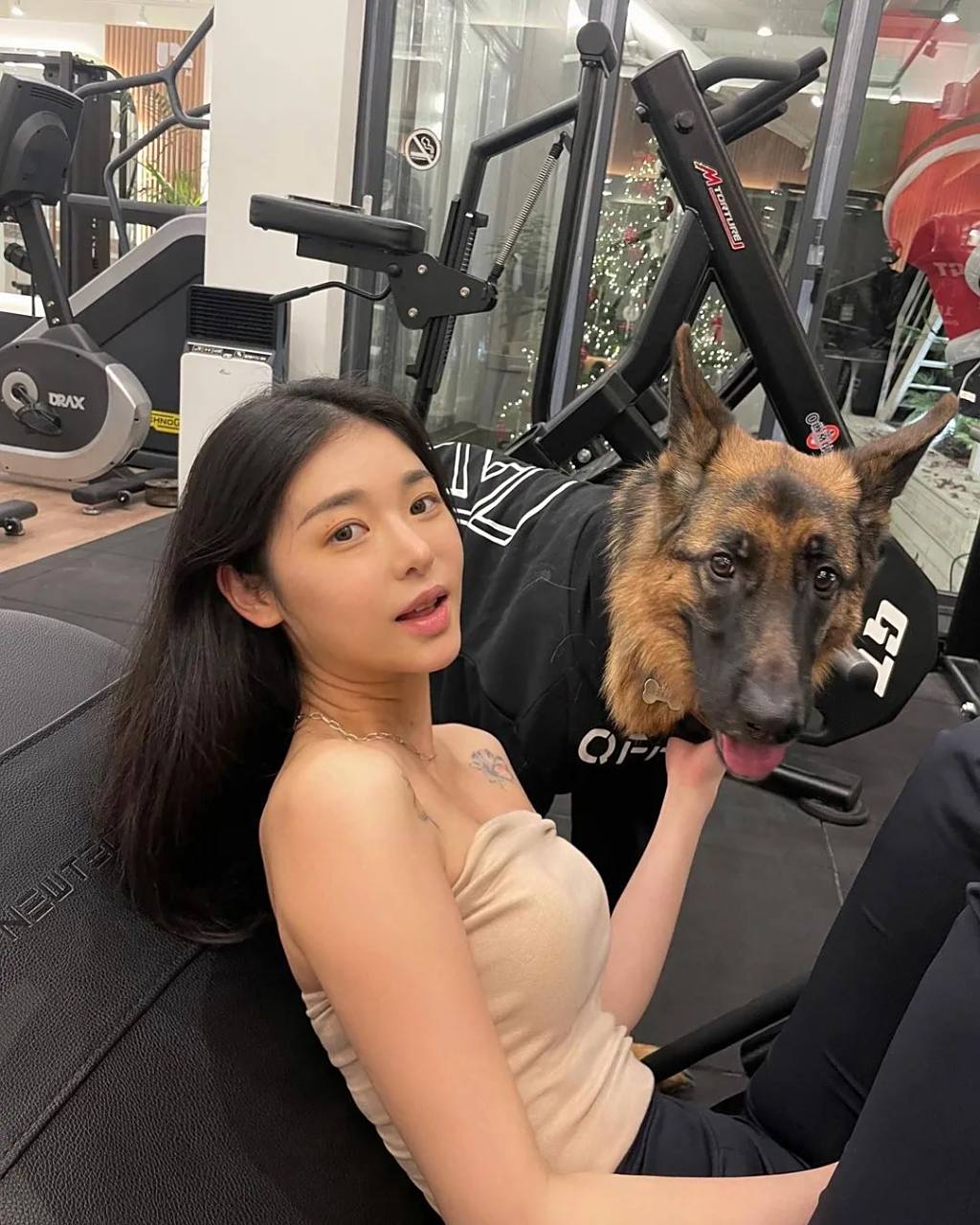 宅男女神壁纸#    分享一个身材颜值均在线的韩国网红妹纸