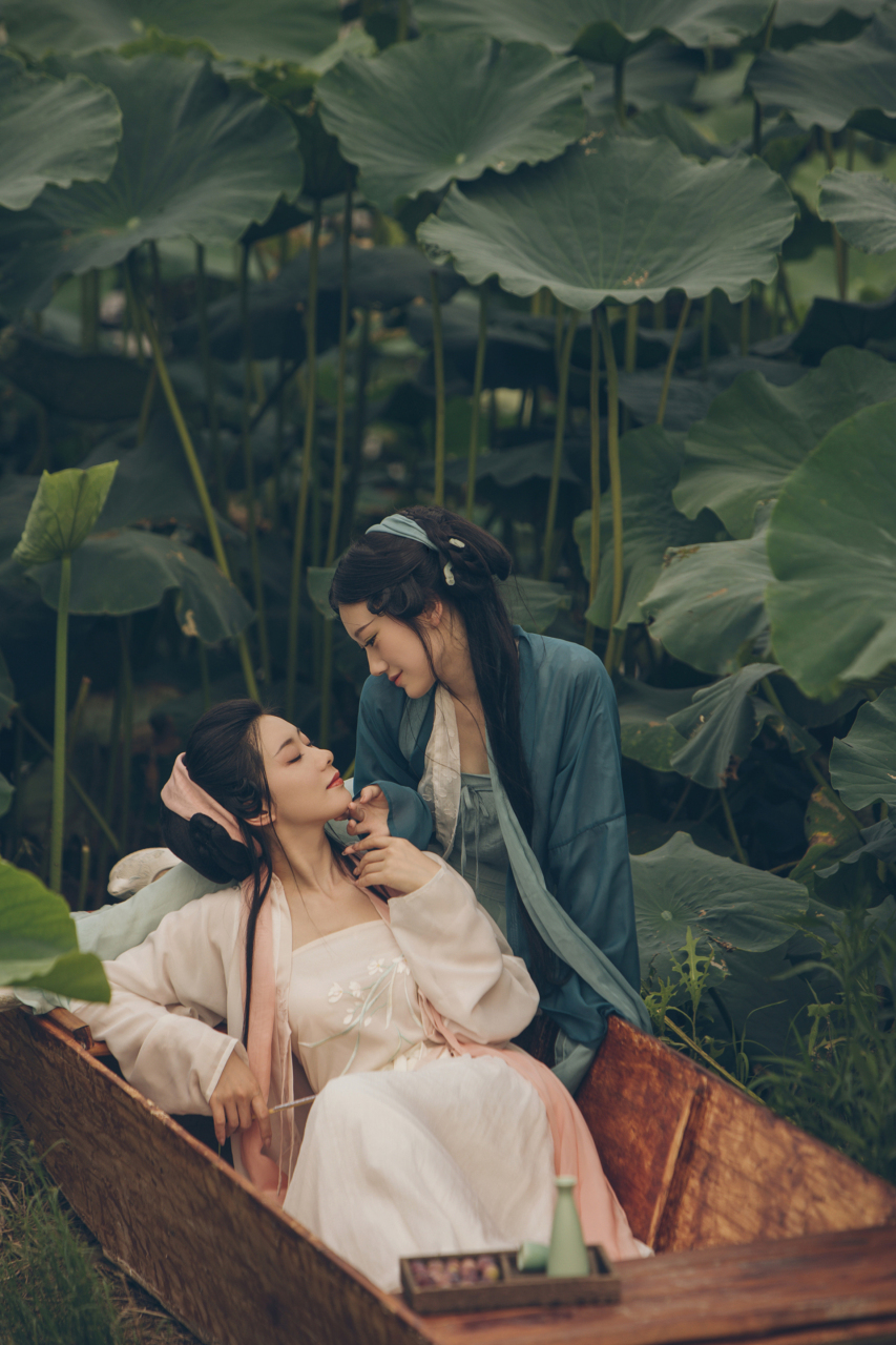 青蛇白蛇,两位漂亮的古装美女,她们身着华丽的汉服,婉约柔美,犹如从画