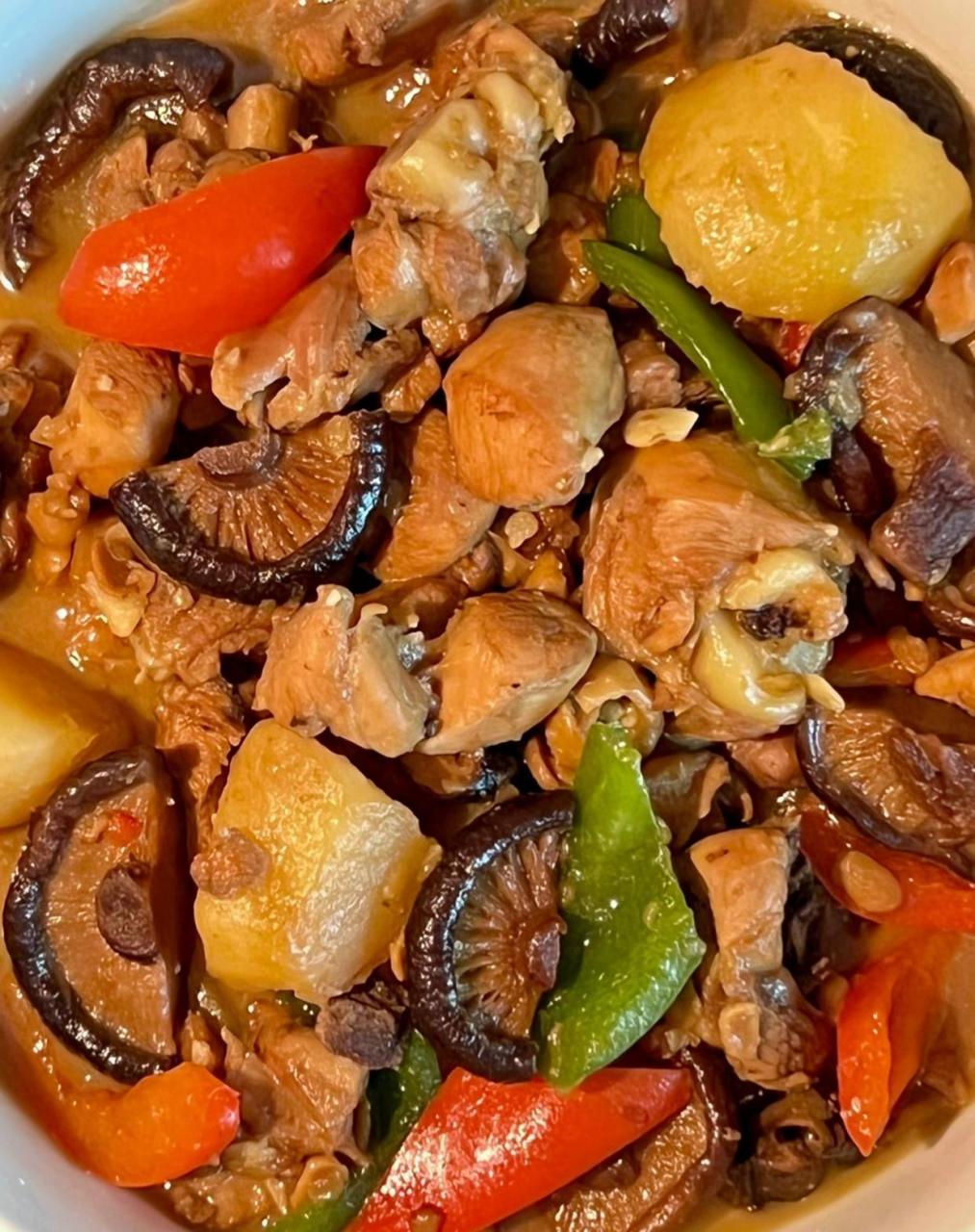 食材:琵琶腿,干香菇,土豆,青红椒 1,备菜,琵琶腿切块洗干净,干香菇泡