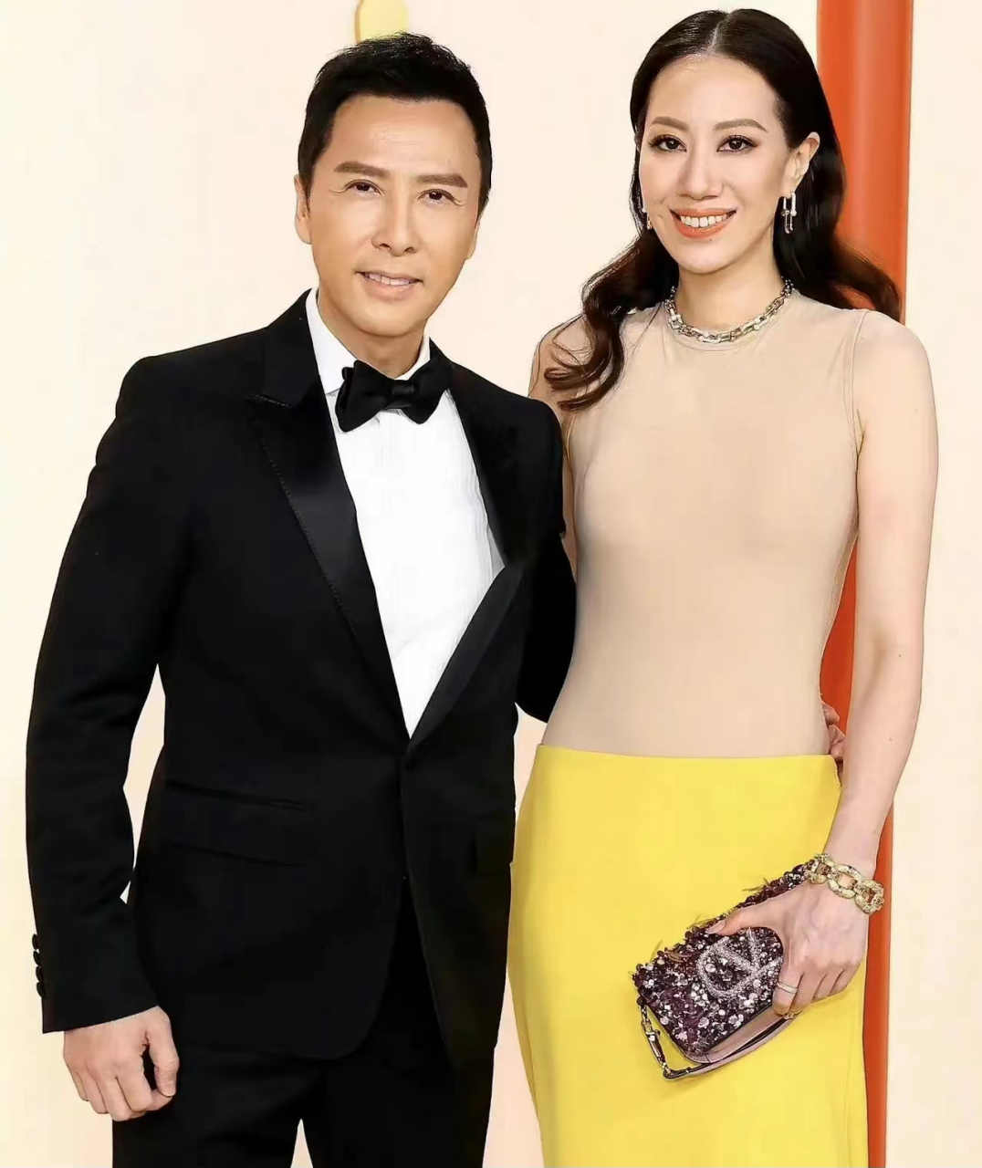 香港著名武打巨星甄子丹和老婆合照,他老婆长得很旺夫很大气,这对夫妻