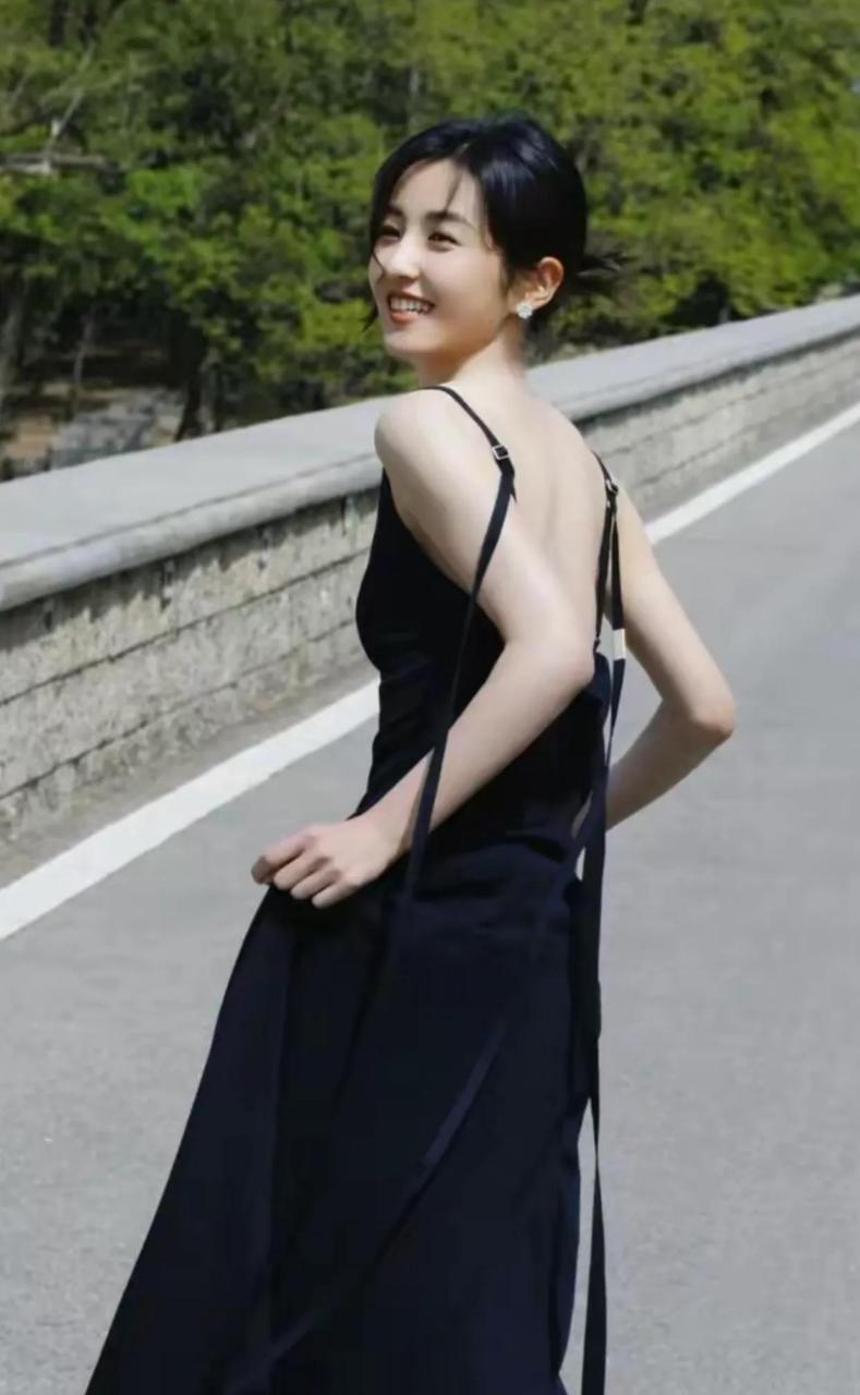 你知道她是谁?告诉你她是张子枫这组写真你喜欢就点赞