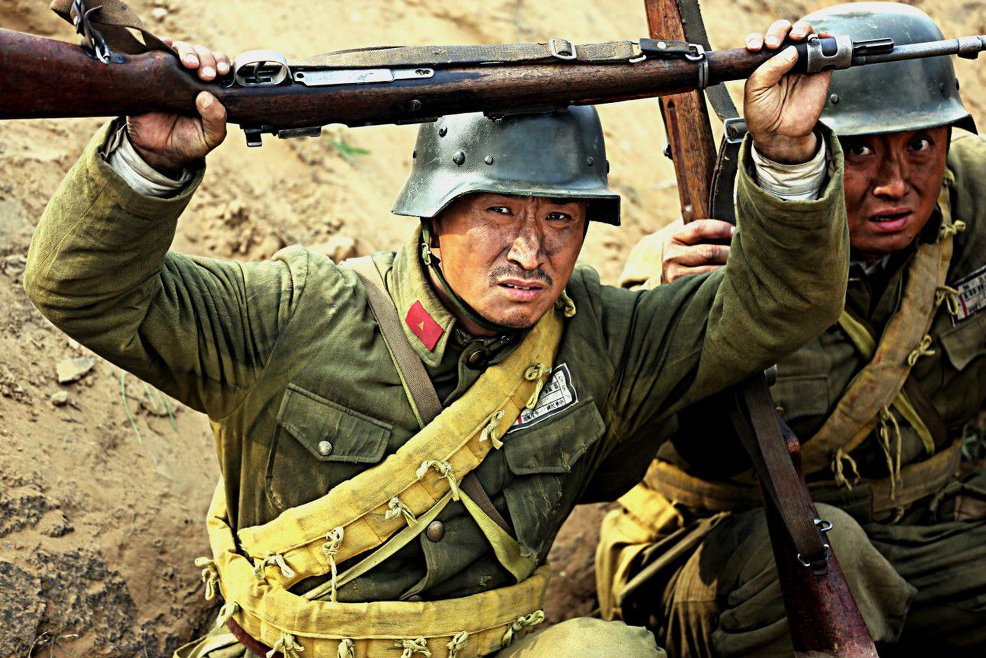 演员张笑军,去亮剑剧组,扮演李云龙的护卫段鹏,和扮演魏和尚的张桐住