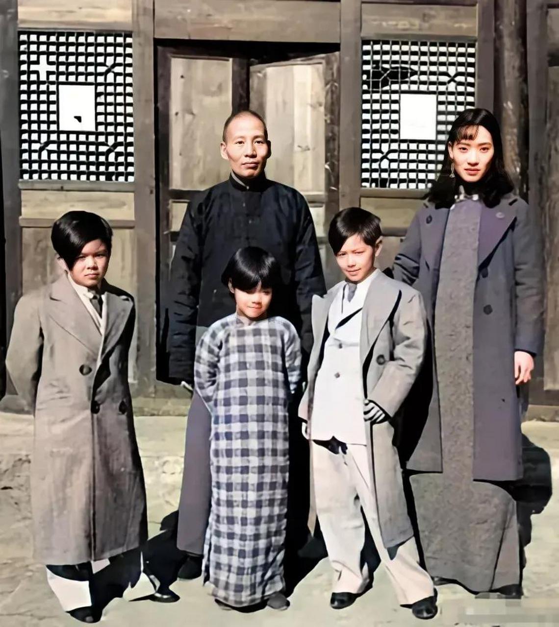 民国时期,大地主刘文彩与五姨太王玉清的一张照片,王玉清惊艳的长相