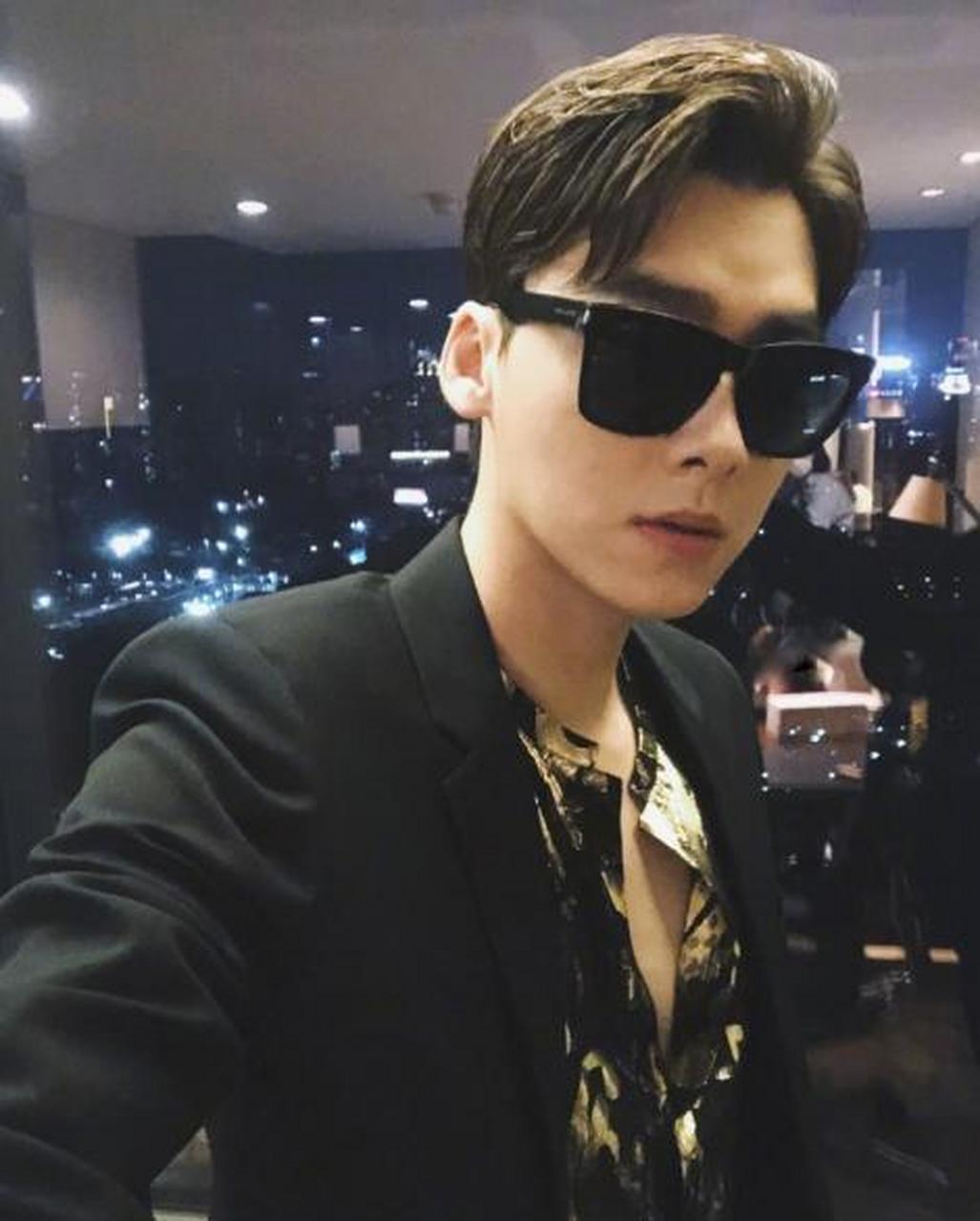 李易峰晒自拍 大墨镜遭点赞
