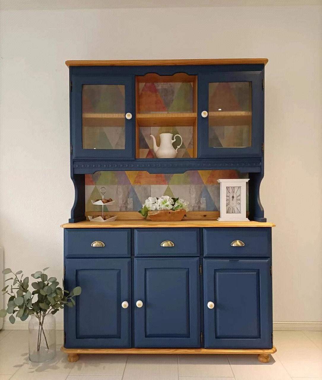 改造前的柜子是常见的木质柜子,很质朴,但是没有什么亮眼的地方.