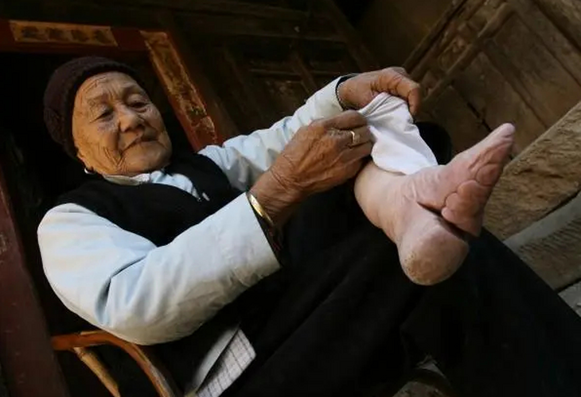 在二手交易平台一家网店兜售的三寸金莲鞋缠足专用袜售价299元一双