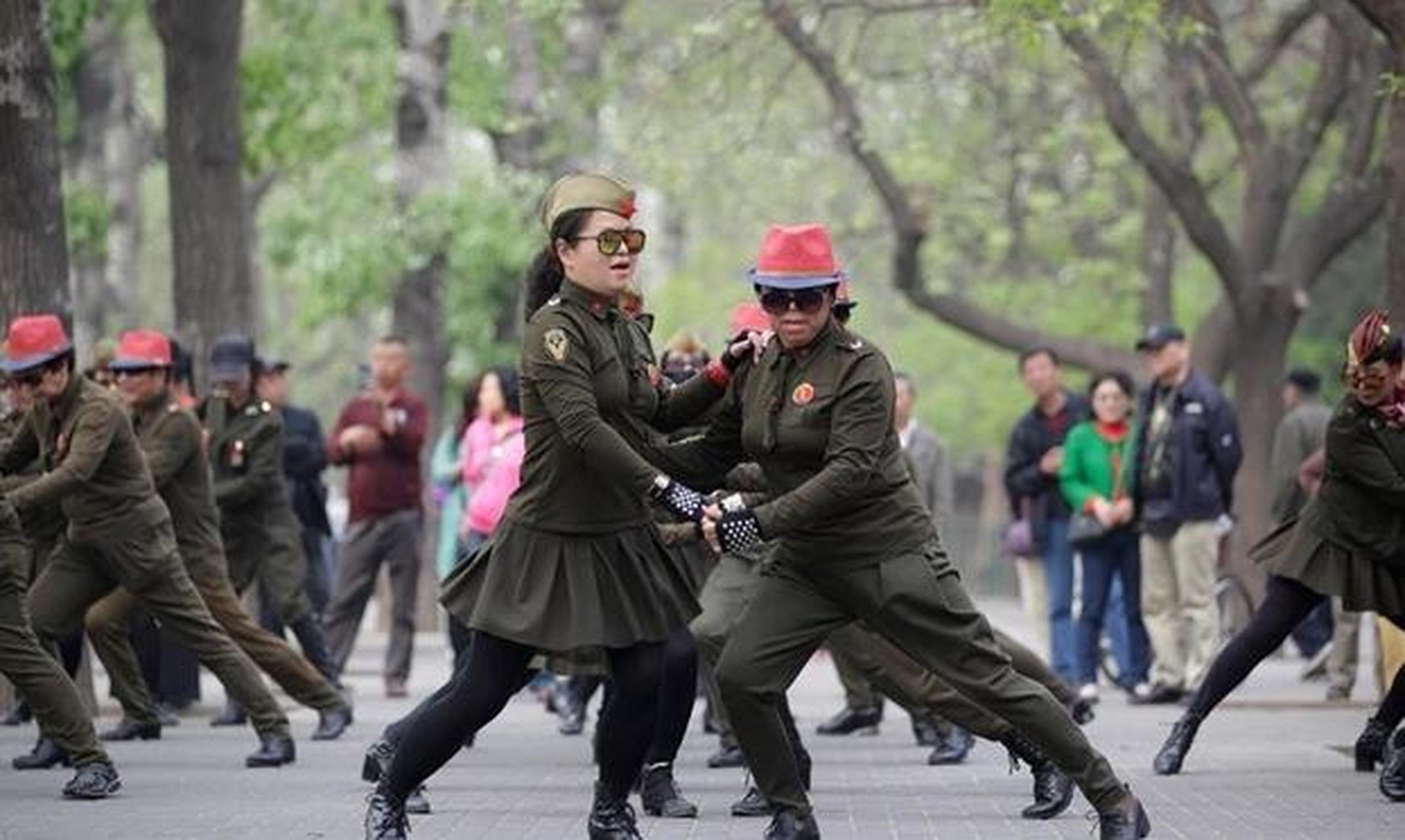 北京陶然亭公园出现大妈们穿国民党女军官服,身上围了一圈假子弹,每天