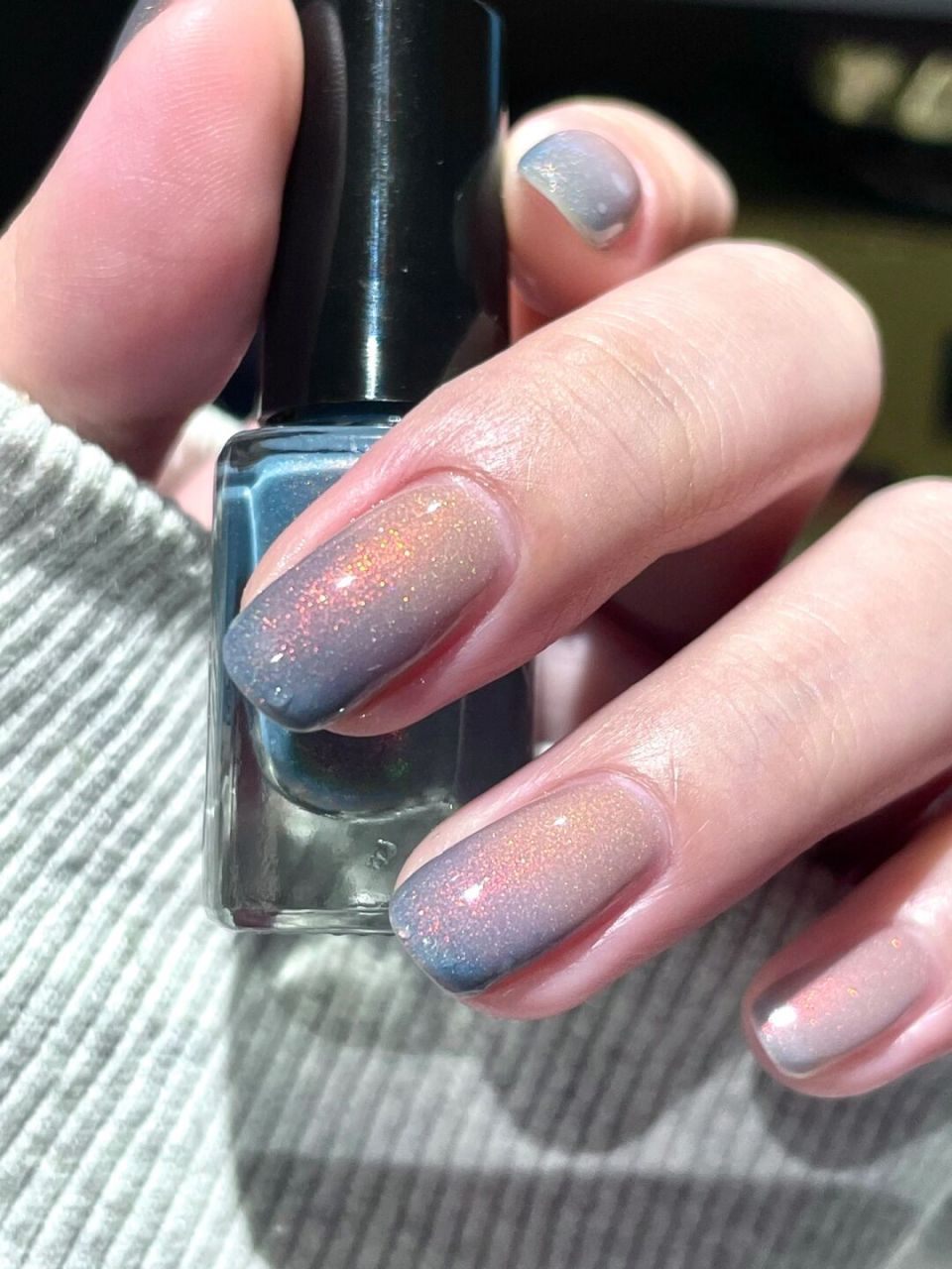 冷色系美甲的魅力探索  最近浙江地区的天气逐渐呈现出秋季的迹象,这