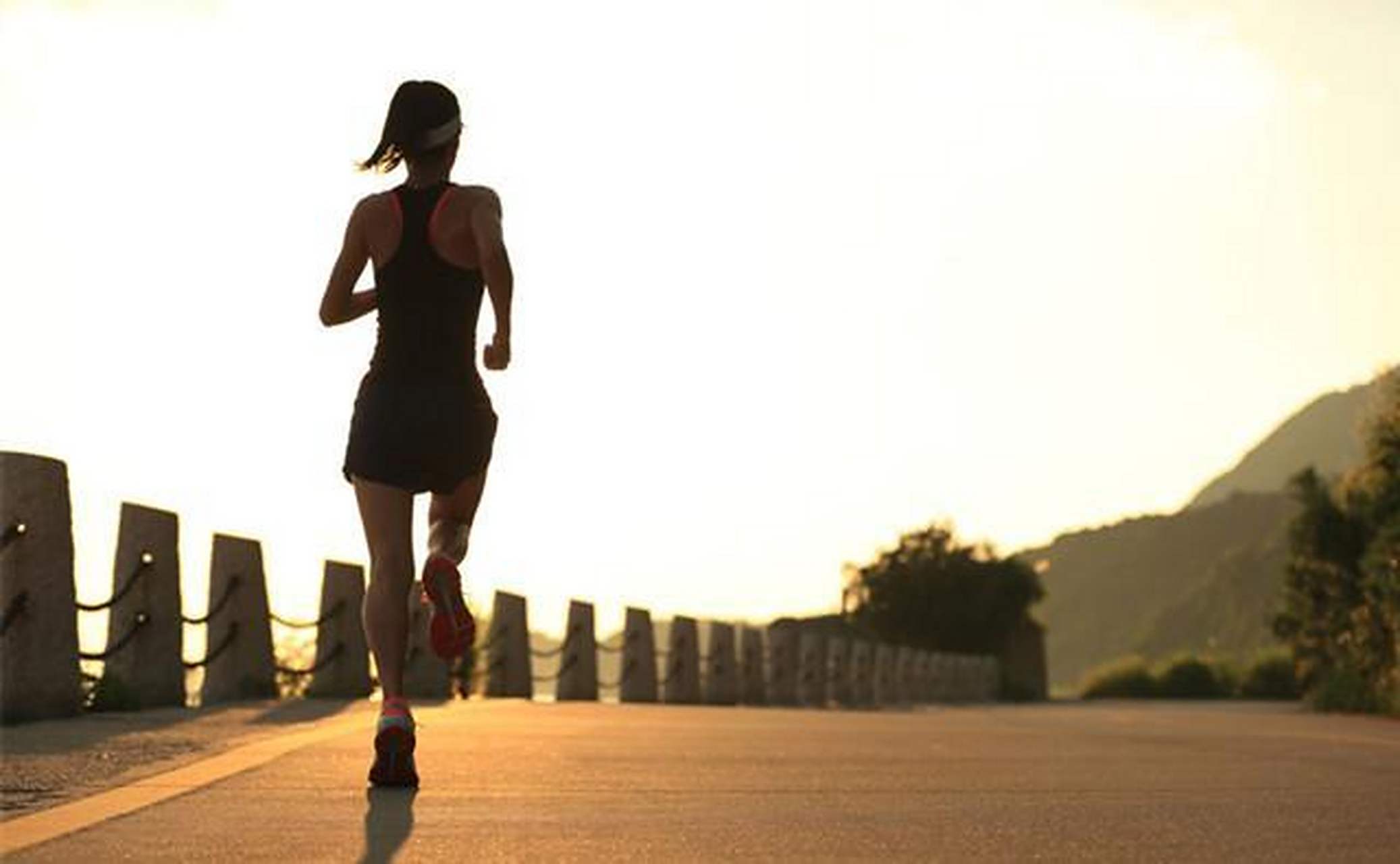 钟摆跳 站直人体,伸直背部,伸出头顶部,双眼看向正前方.