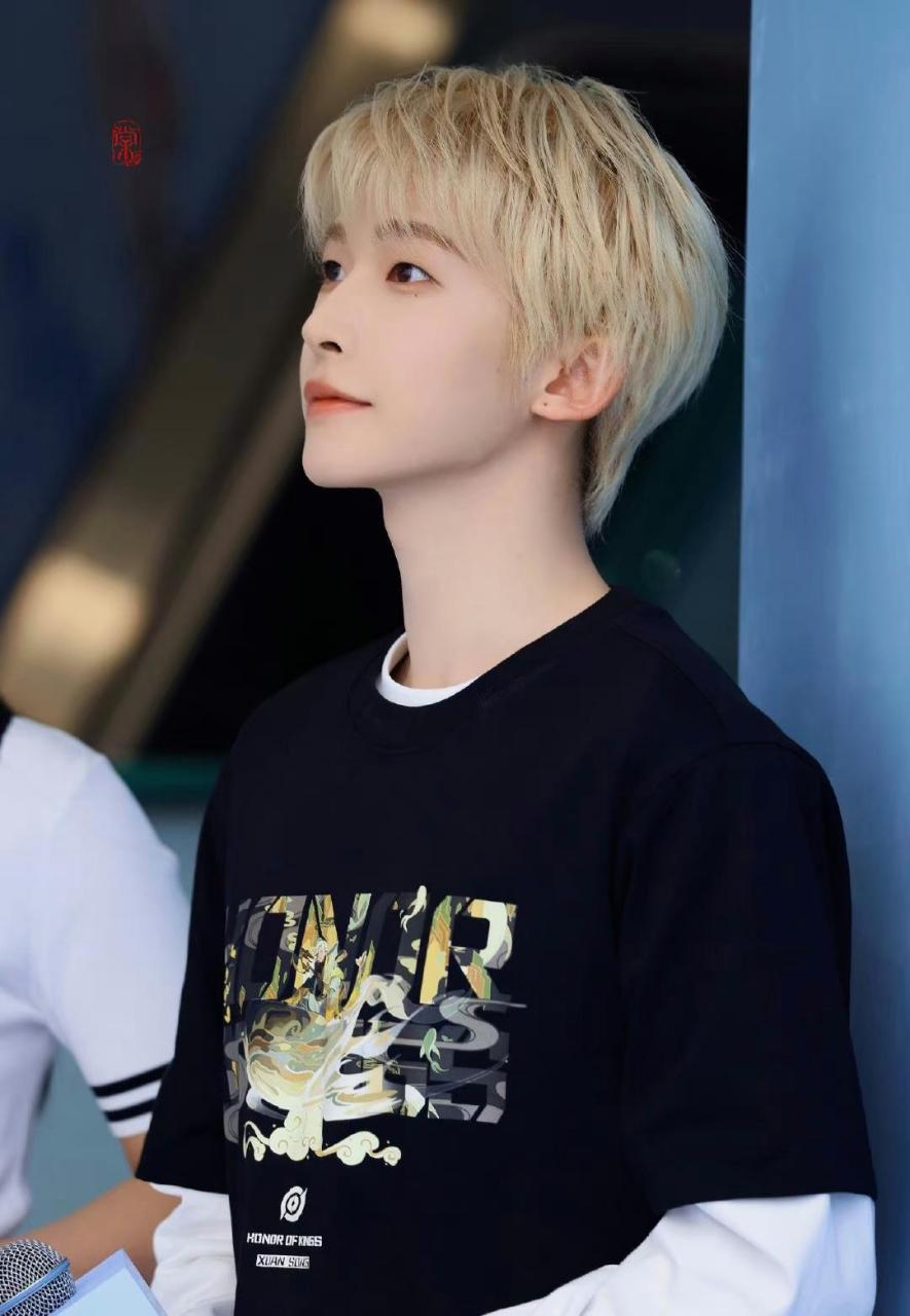 配上金发的刘宇也太好看了吧