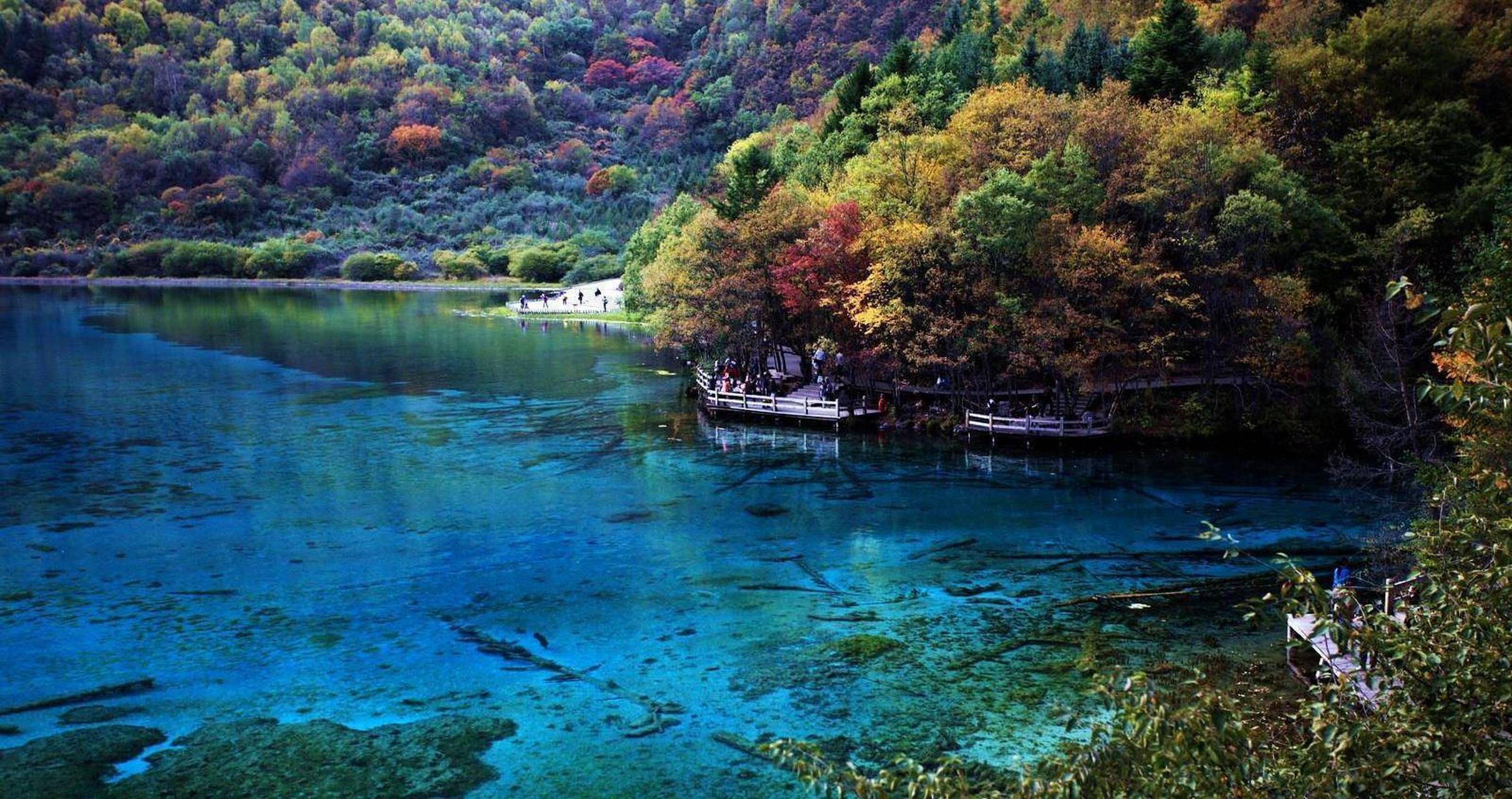 九寨沟,中国的童话世界,位于四川省阿坝藏族羌族自治州.