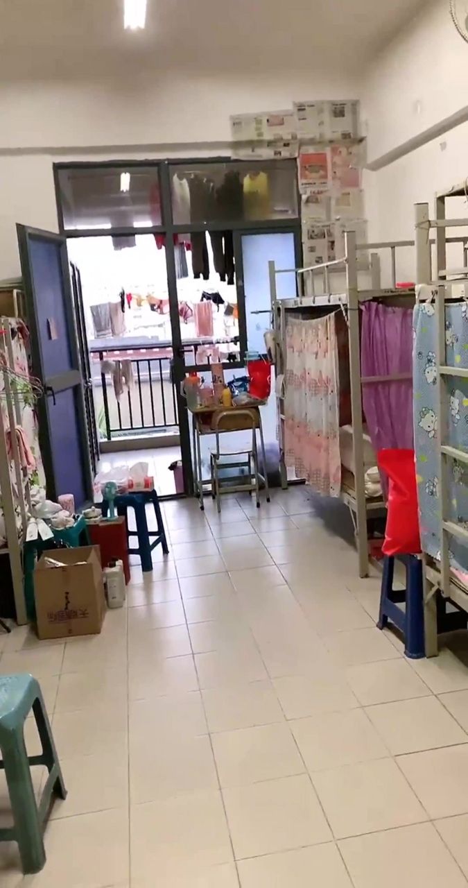 这就是清华的女生宿舍,镜头转到阳台上,我害羞地转了脸!