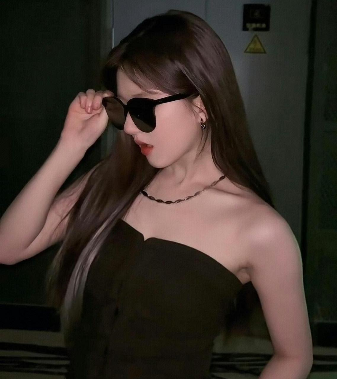 赵露思平时看起来就跟邻家小妹一样,戴上墨镜后立刻就变霸气了 #百家