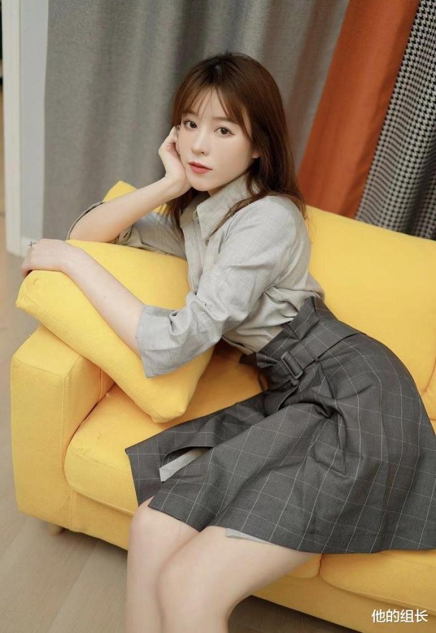 美女图集:童颜美女制服短裙,衬衫下是魔鬼身材