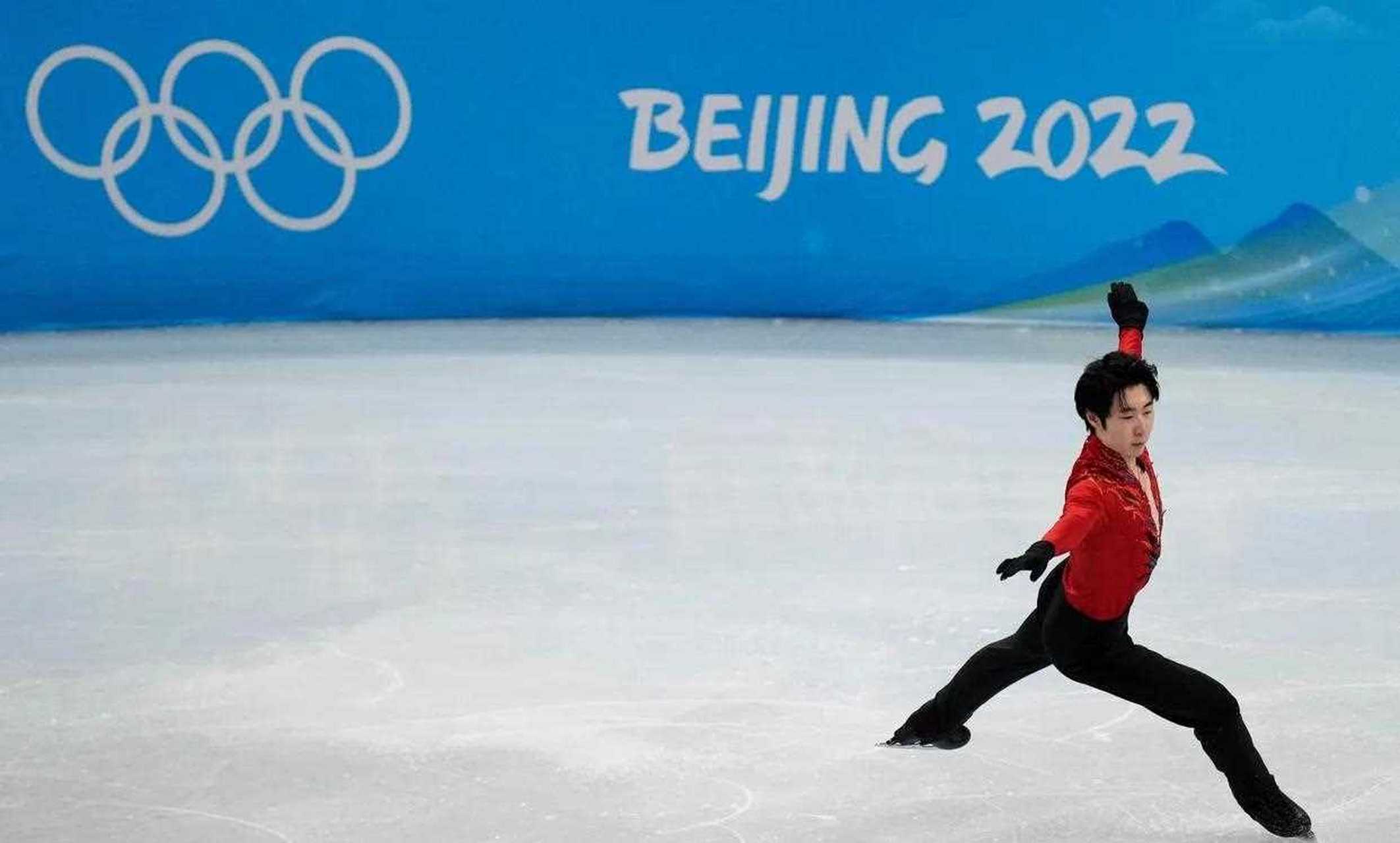 中国选手金博洋在花样滑冰男子单人滑比赛中身穿一件中国红服装登场