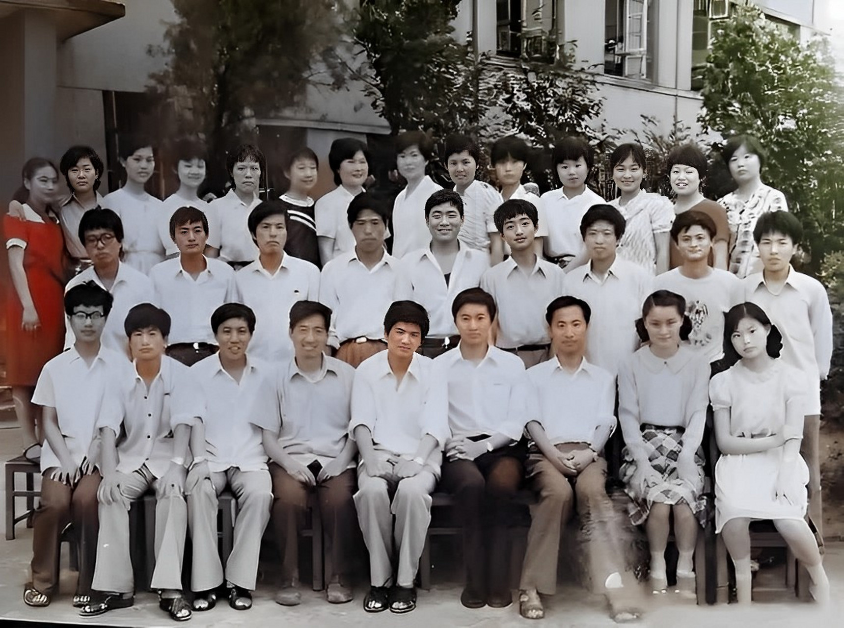 1988年,马云的大学毕业照,当时他参加了三次高考,数学总是不及格,得益