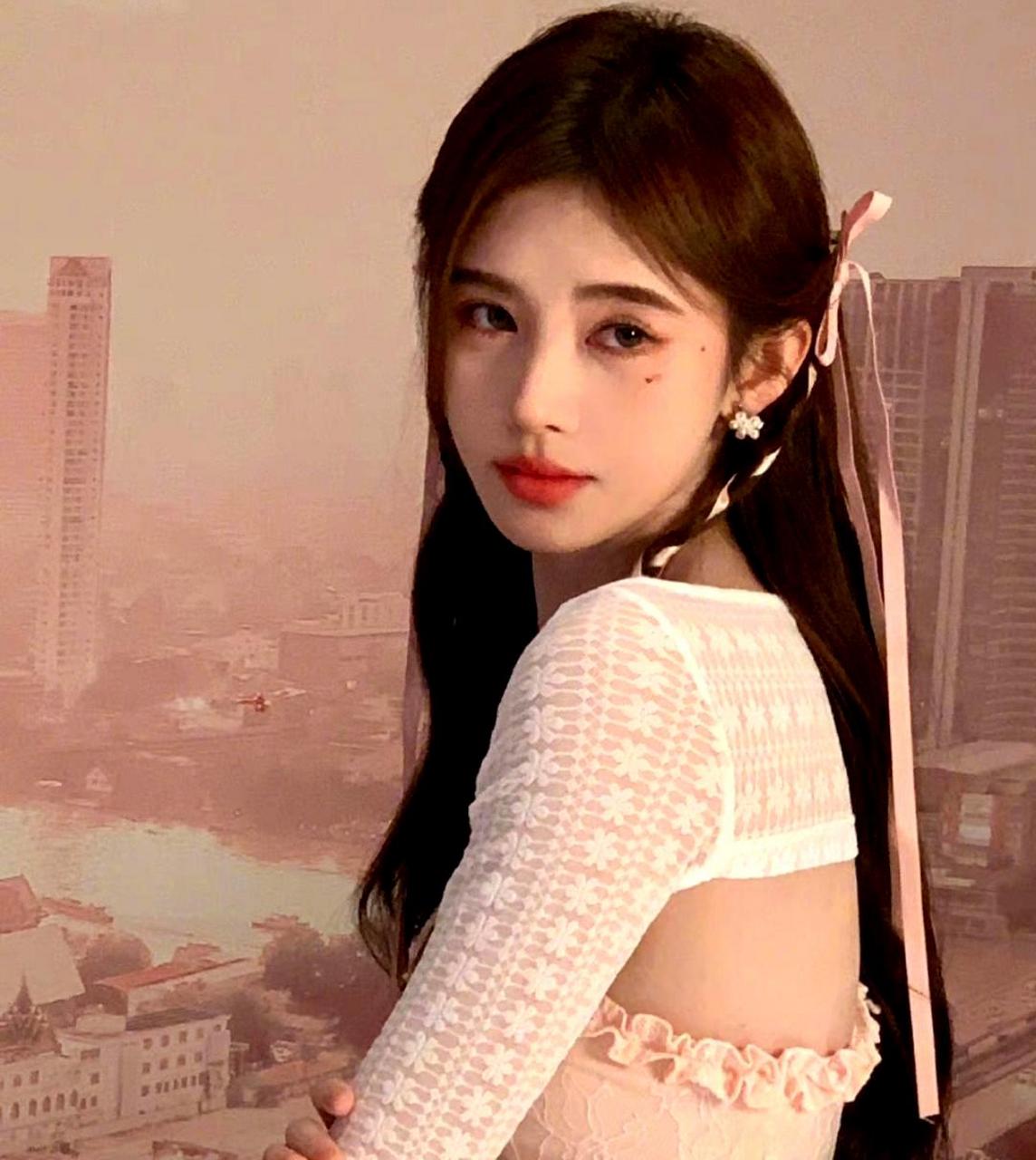 鞠婧祎为了品牌拍摄特别加上两颗痣,更添气质,她喜欢在镜头前卖萌