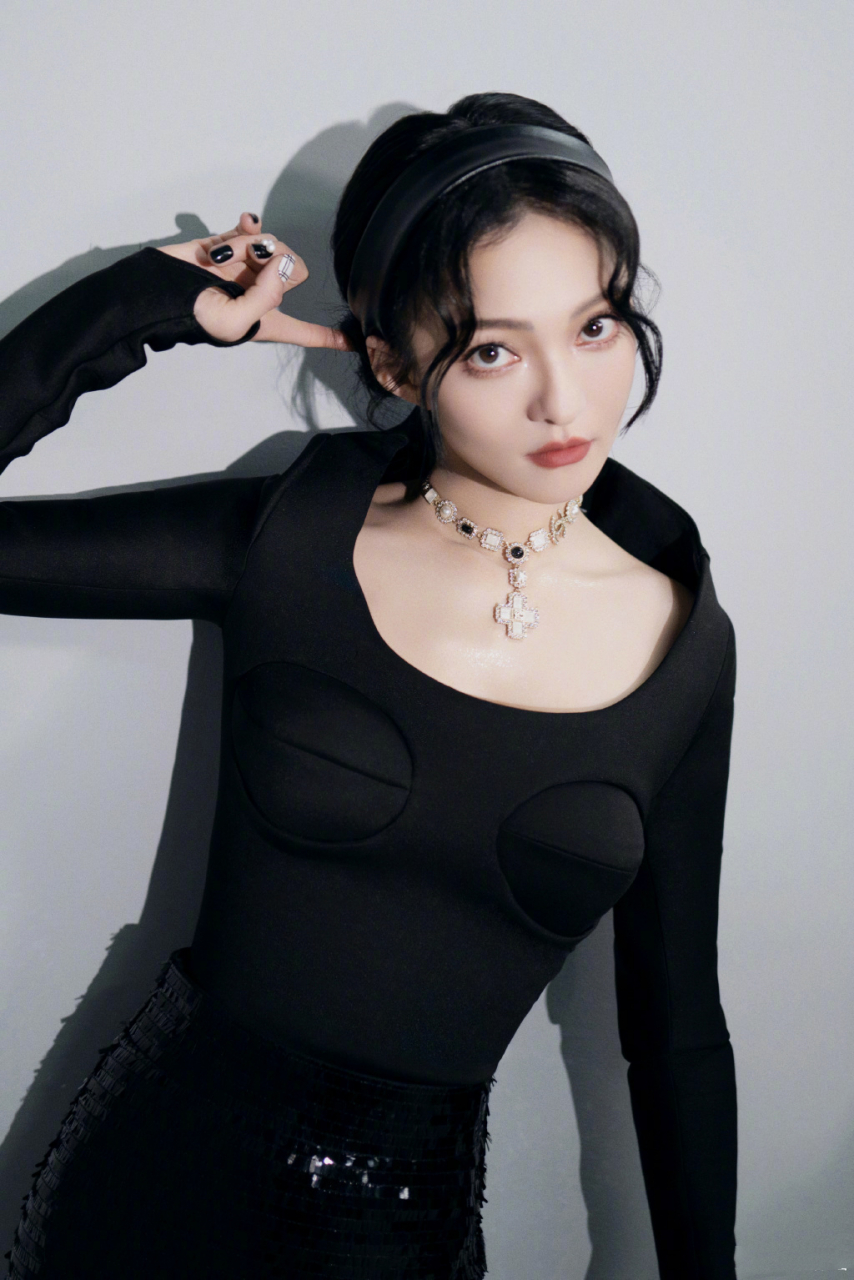 张韶涵天赐的声音第三季第一期造型,天赐好音乐,重启新篇章,一身黑色