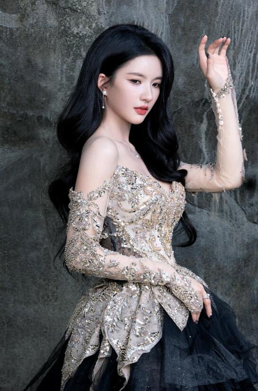 性感迷人的甜美少女#刘些宁# 身穿镶钻抹胸礼裙,香艳迷人的水能肌肤