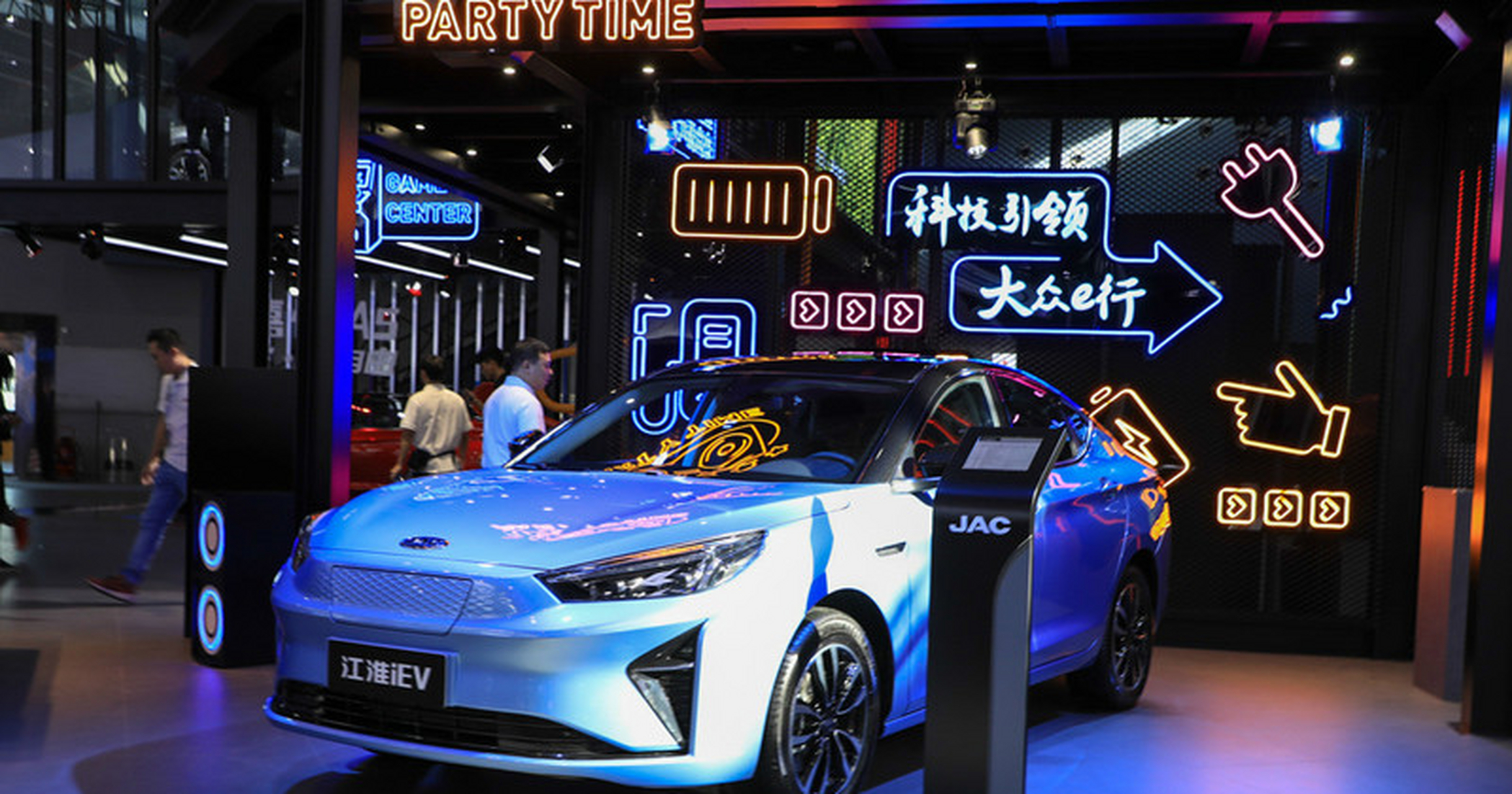 江淮ic5外观棱角分明,线条干脆,风格简练.