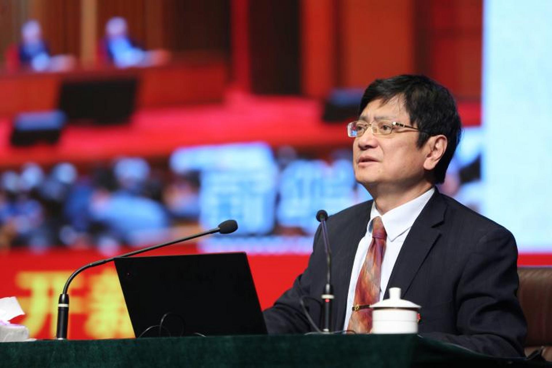 郑强教授在浙江大学演讲时讲到:你们总爱去逛西湖这种没有文化价值的