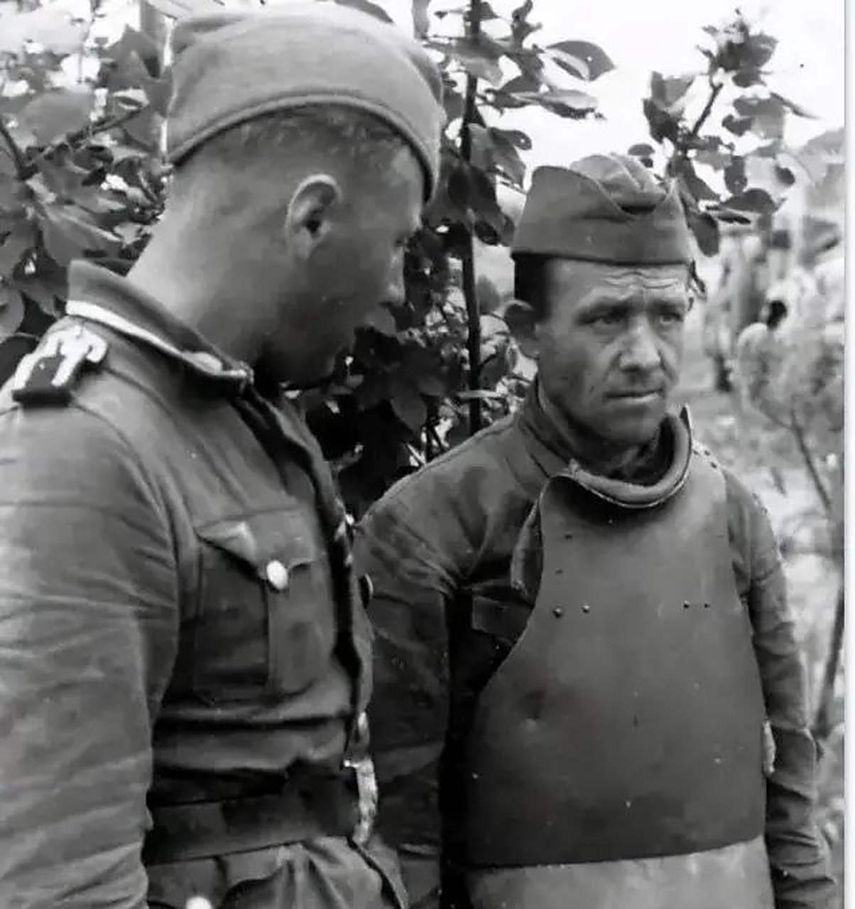 被俘的苏军战斗工兵,其护甲上有两处明显的中枪痕迹,他的面容没有恐惧