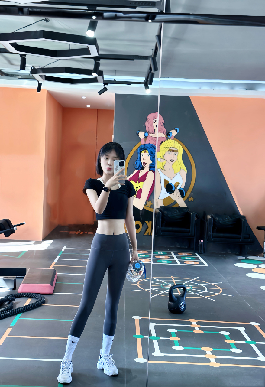 爱摆拍的小女孩,健身10分钟,拍照一小时[笑哭]#娱乐评论大赏