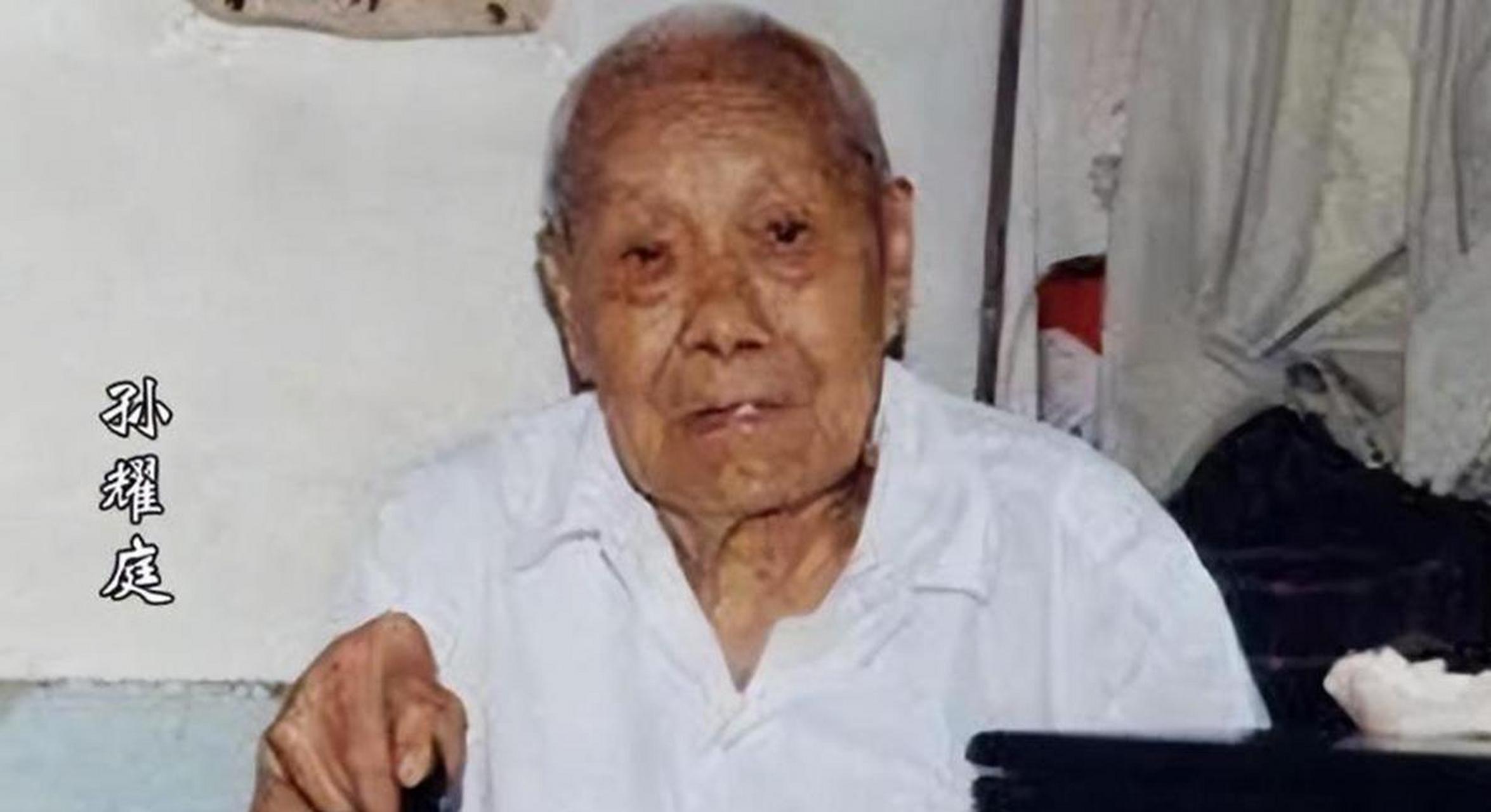 末代太监孙耀庭晚年曾坦言,他们晚上伺候嫔妃时候,常常会在鞋里放一颗