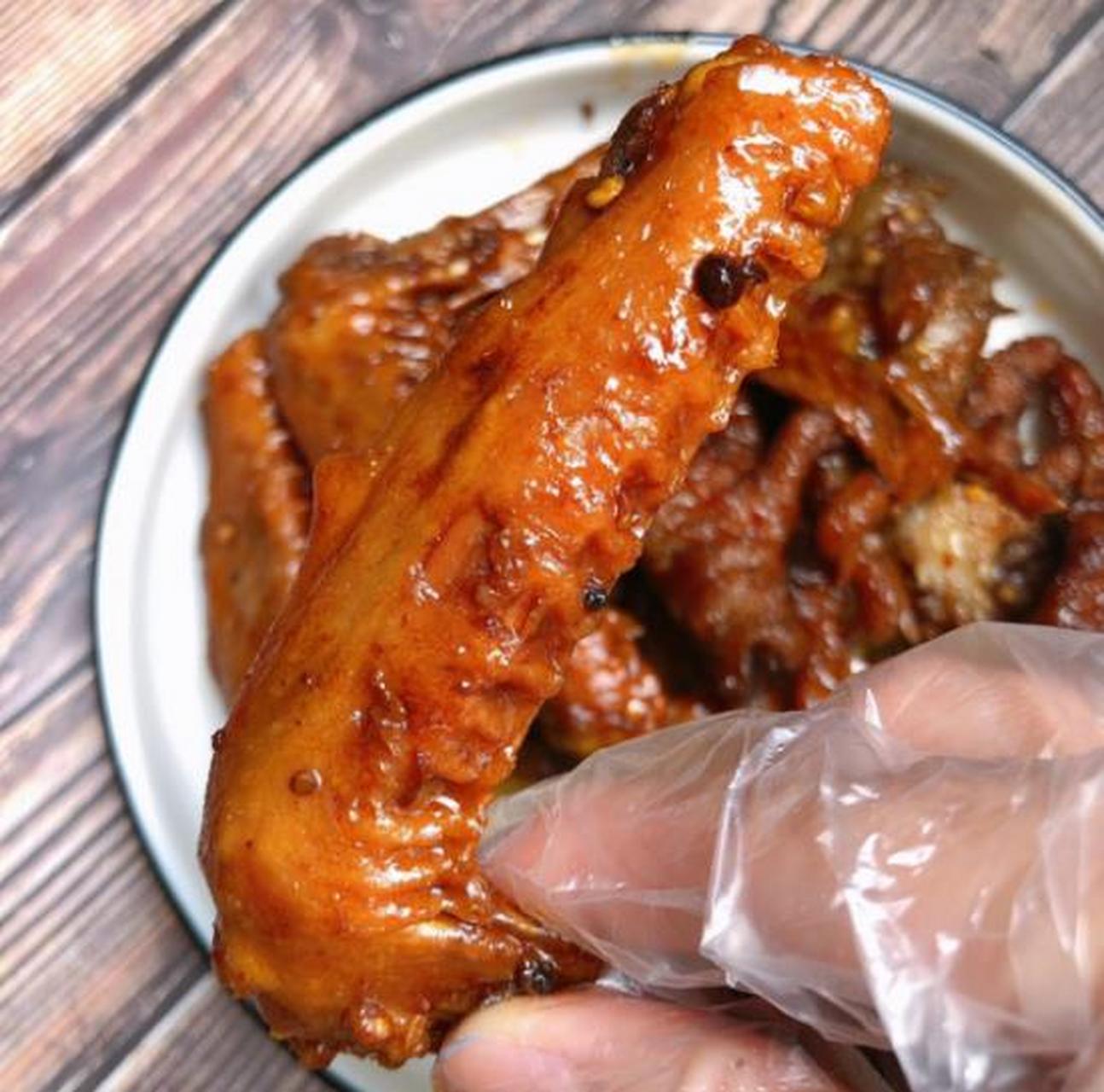 蒜蓉豆豉焖鸭翅,鸭翅膀若干只,蒜蓉,豆豉,蒜蓉辣椒酱