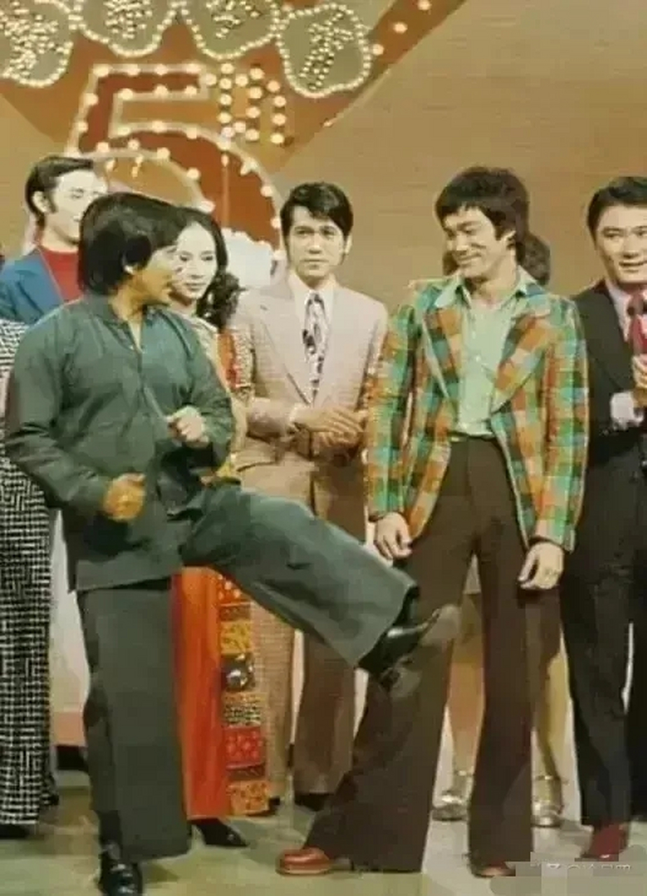 李小龙号称李三脚,是不是就能在空中连踢三脚?