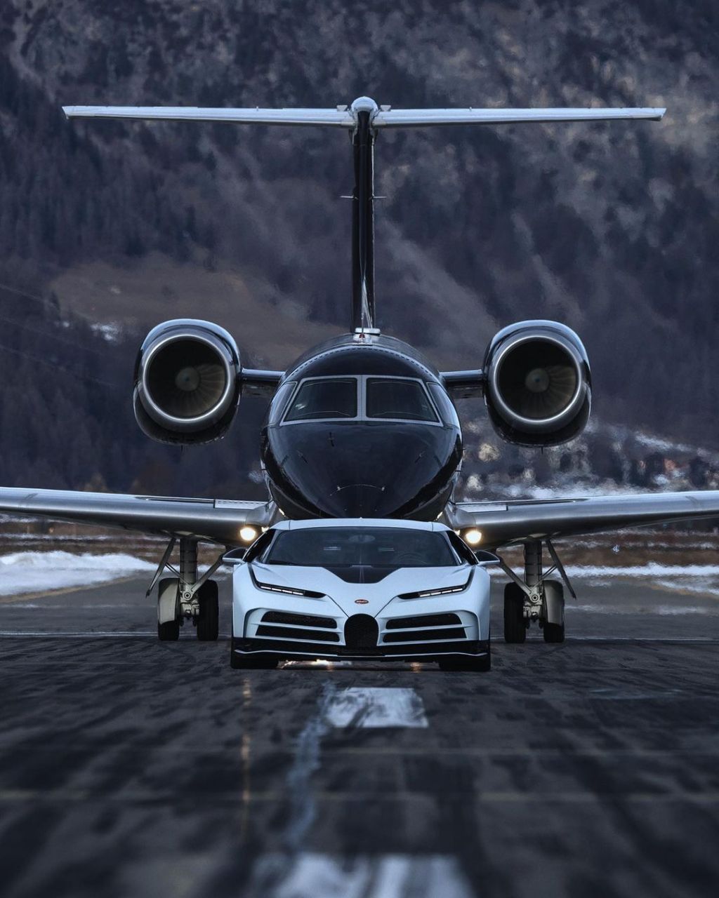布加迪,遇上了飞机,你觉得谁才是速度之王?