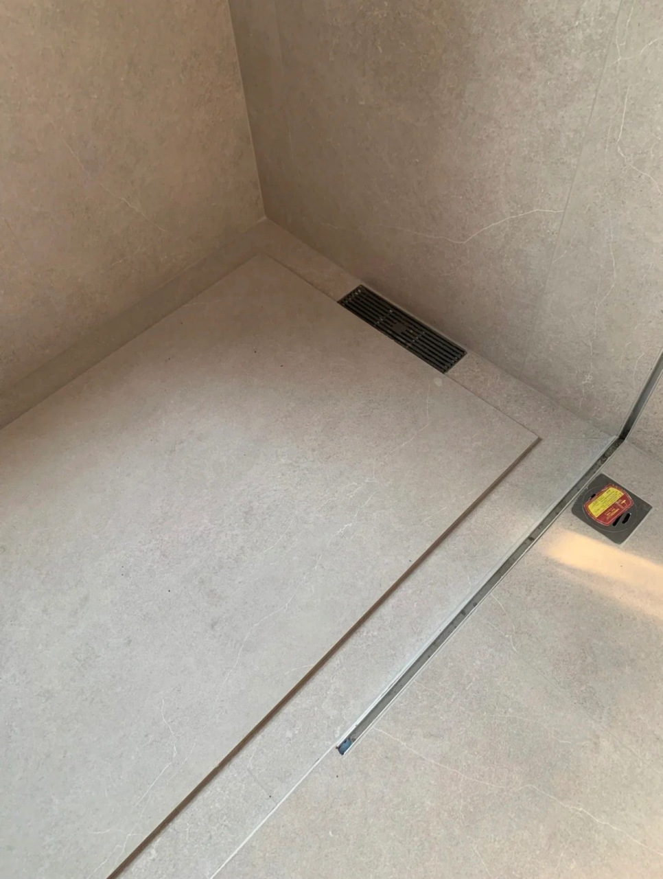 淋浴区地砖铺贴省钱又美观 图1图2一整块瓷砖,方便好打理,地漏也好