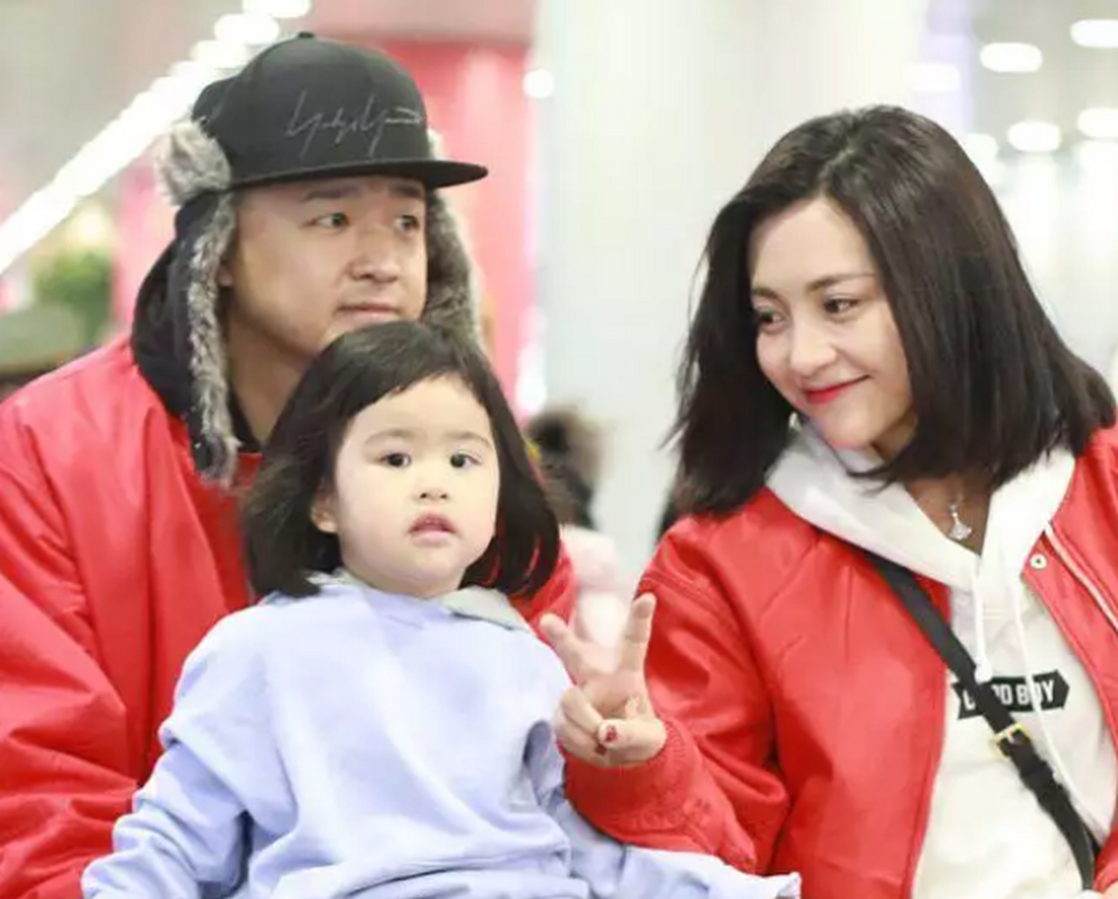 包贝尔真是好福气!女儿穿卫衣卖萌比妈妈还漂亮,剪水母头真时髦