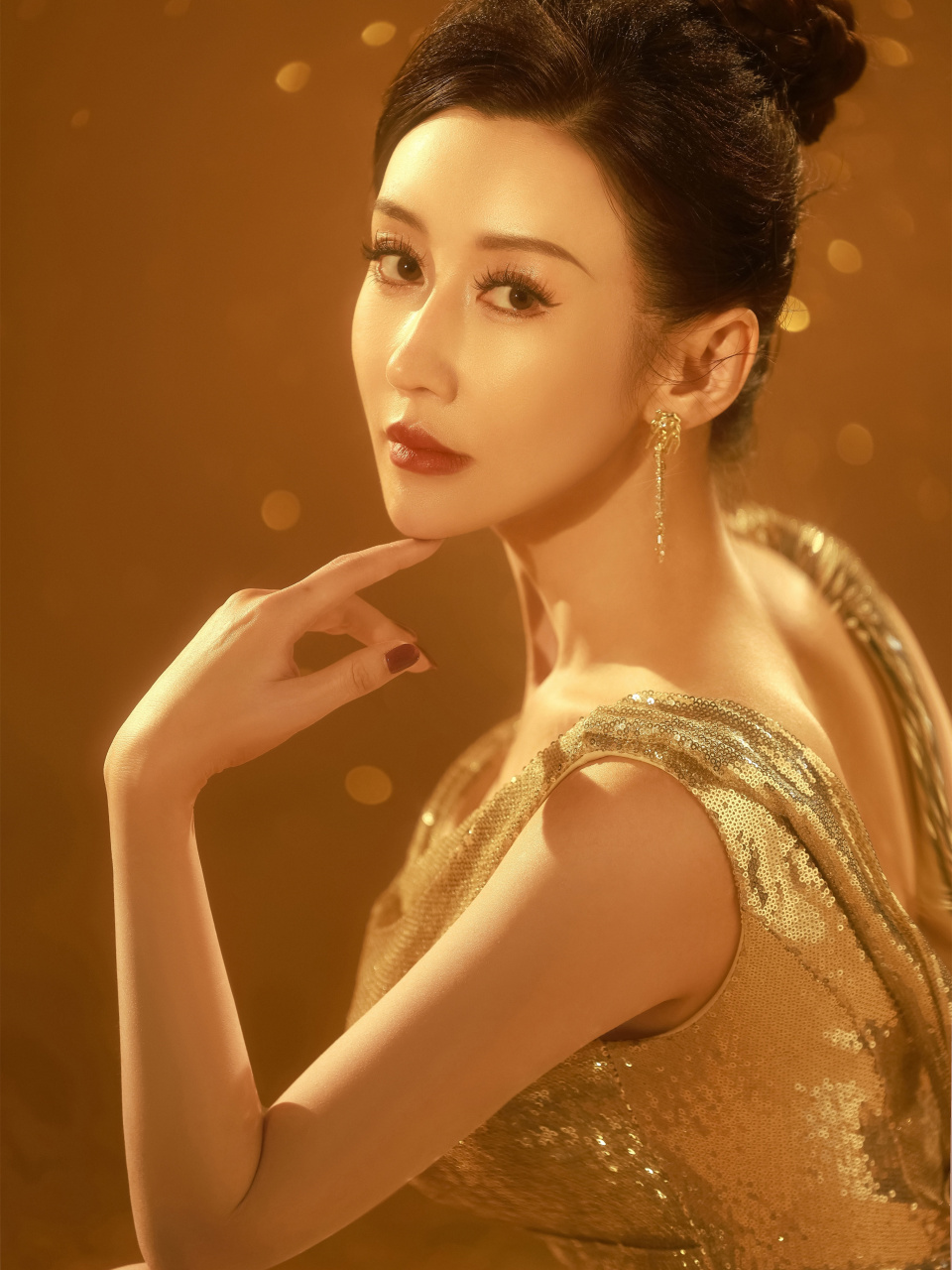 姜彦希的金色长裙写真!