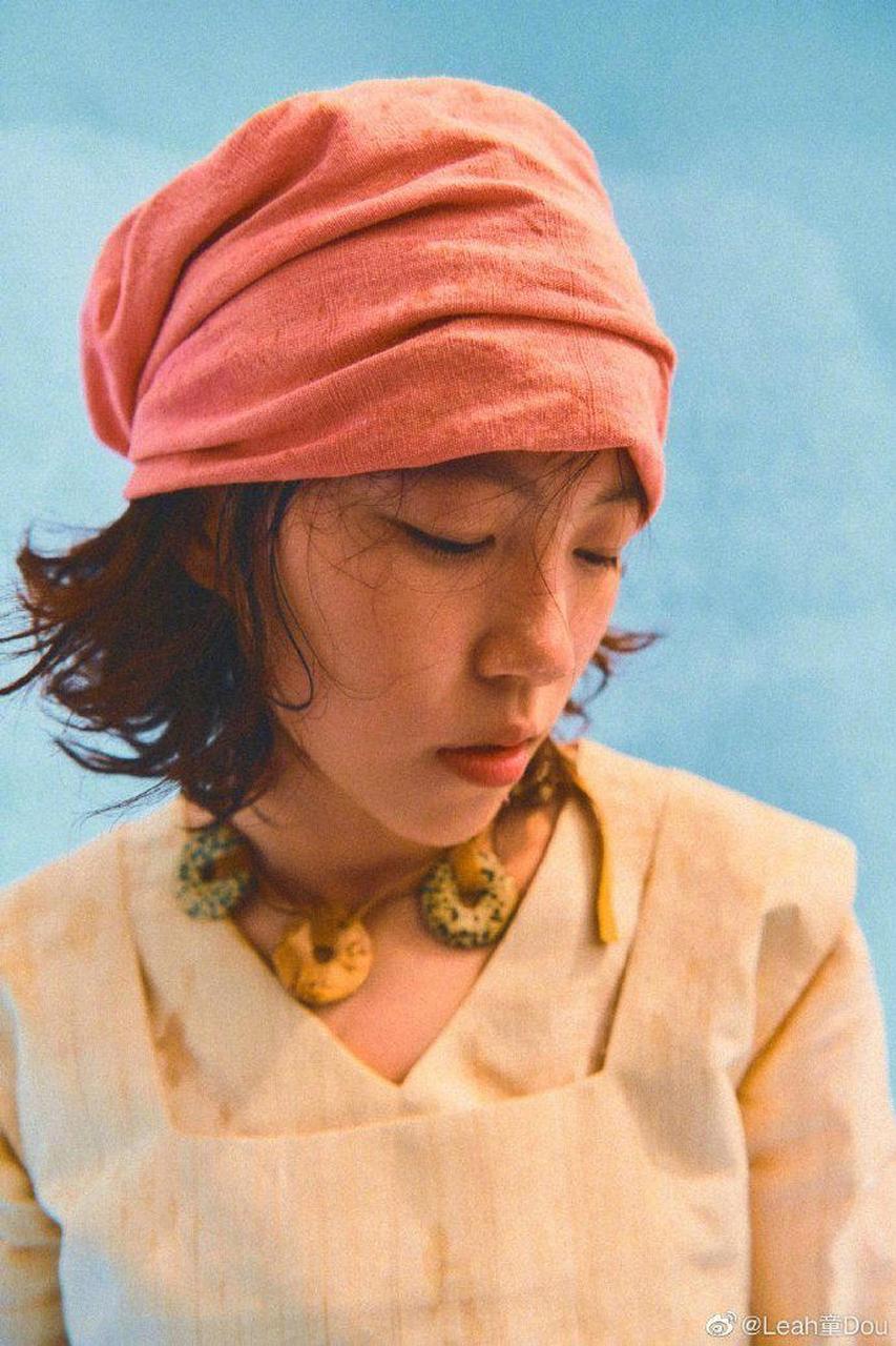 26岁窦靖童杂志封面好惊艳,留波浪卷变美少女,颜值不输妈妈王菲!