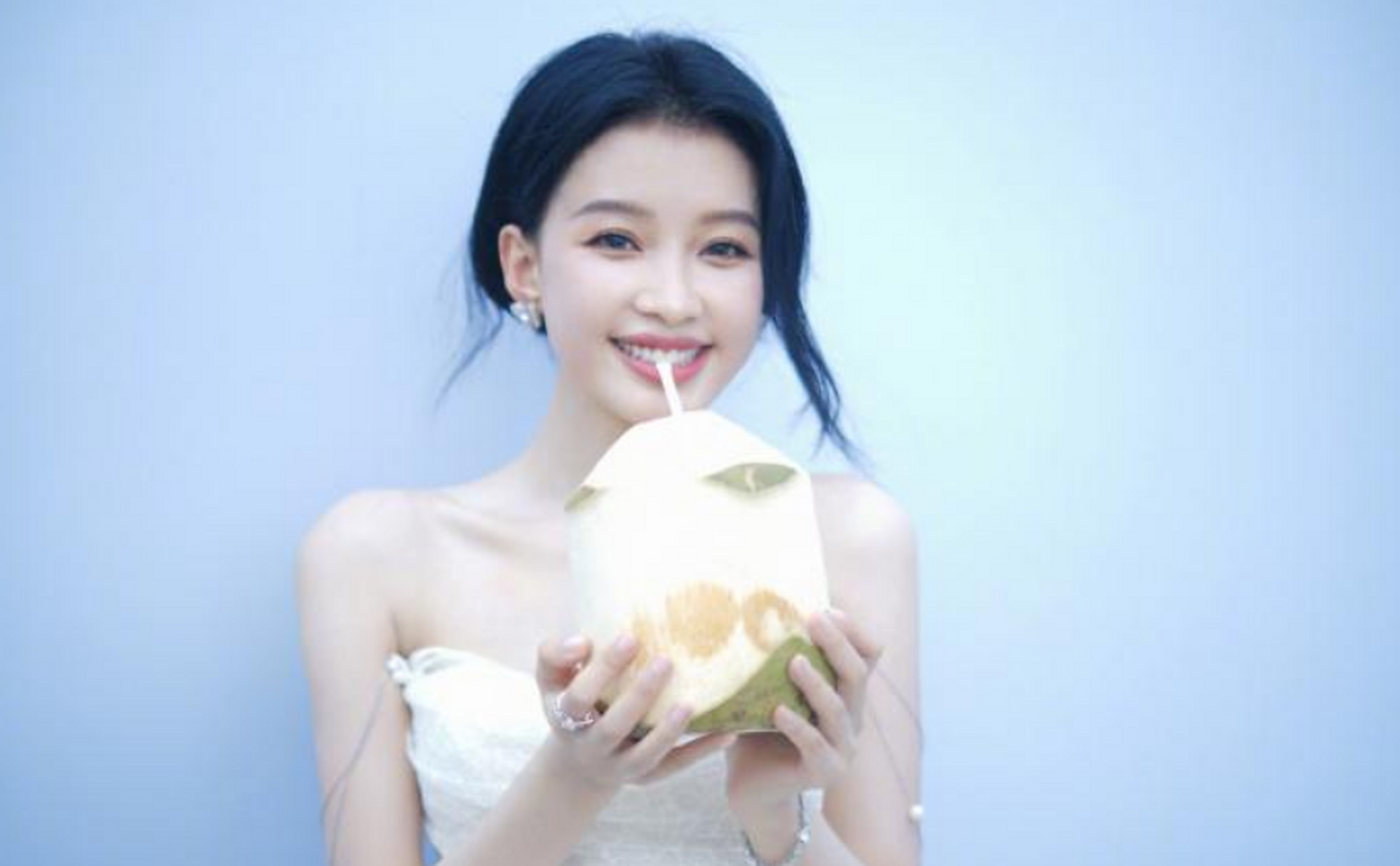 离婚近1年,辣妈孙怡被曝恋上00后恋综小鲜肉,搂腰看演唱会,工作室回应