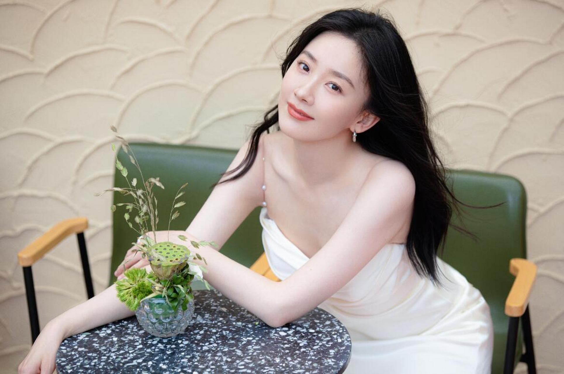 清纯妩媚的气质女神#朱颜曼滋# 一袭白色吊带束腰裙,窈窕身材,前凸后