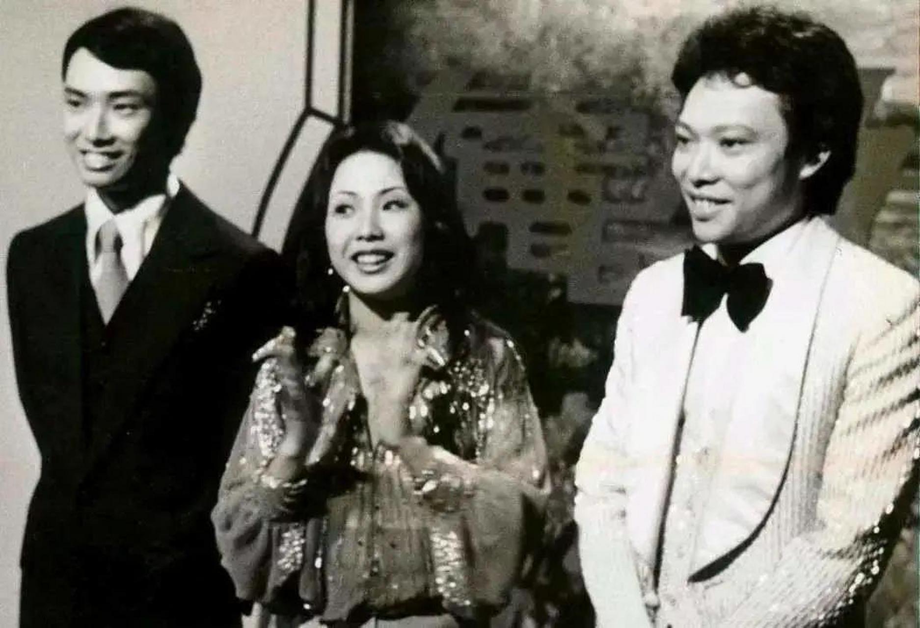 费贞绫从小身材火辣,歌声绕梁,被人称为"火爆浪女",最火的时候席卷