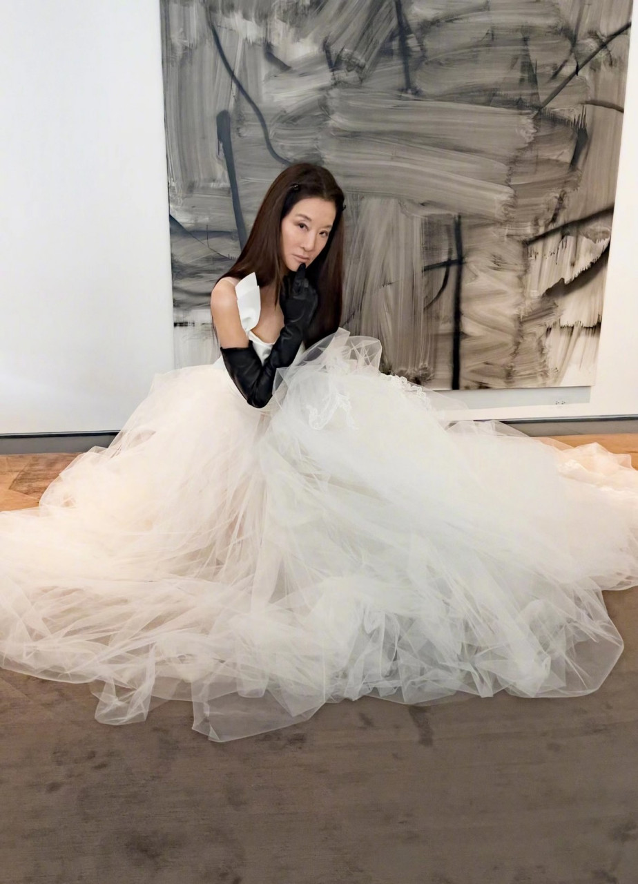72岁"婚纱女王"王薇薇亲自上阵!穿婚纱拍大片,扮新娘个性十足
