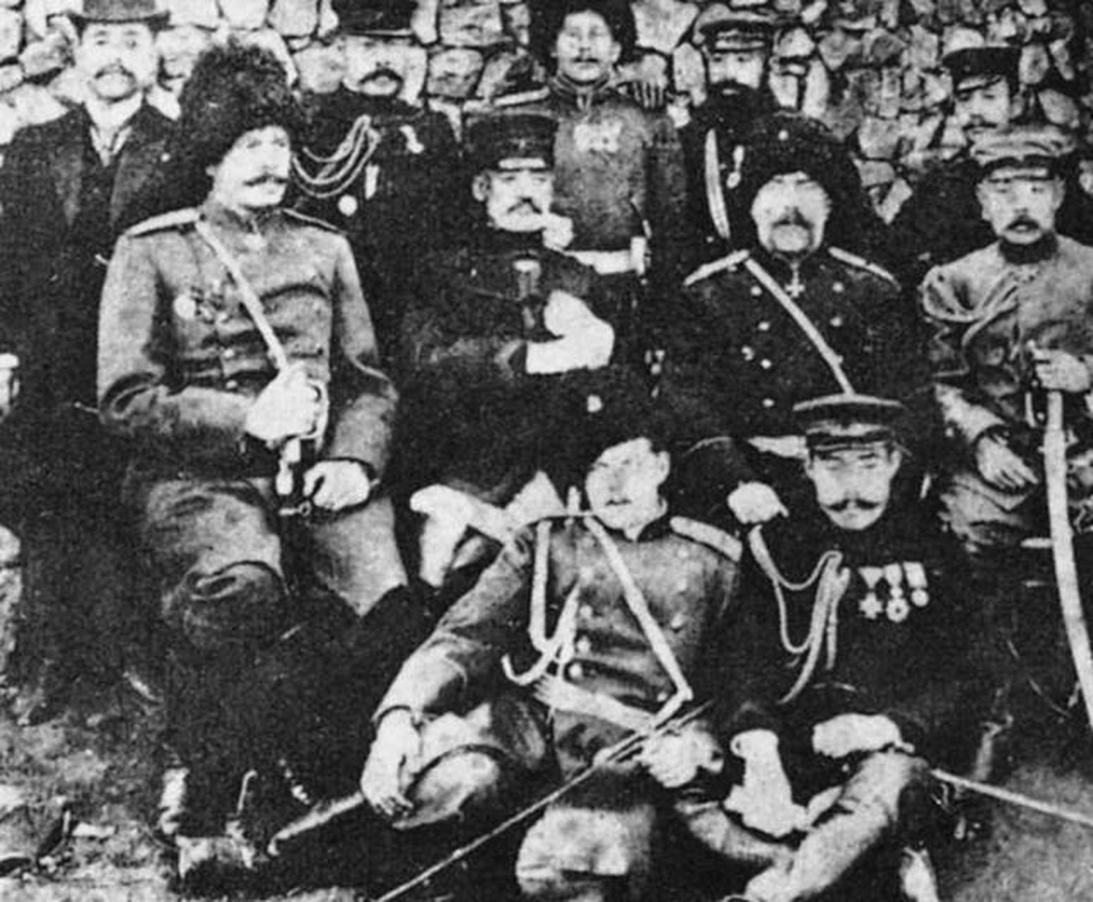 日俄双方代表谈判结束后留下的珍贵合影,双方代表分别是乃木希典和斯