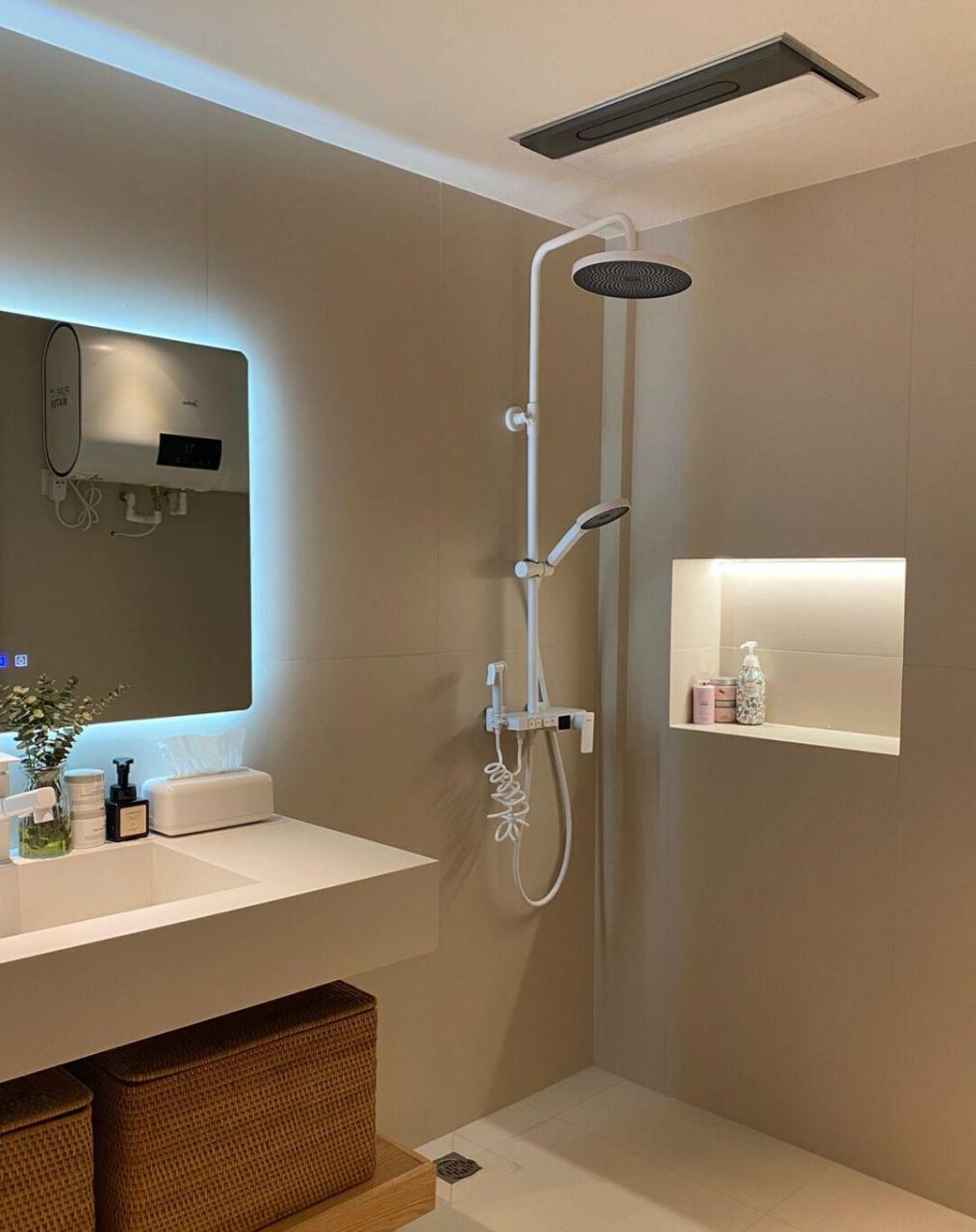 主卧卫生间整体使用仿微水泥哑光砖 告别传统日字形壁龛,灯带氛围感拉