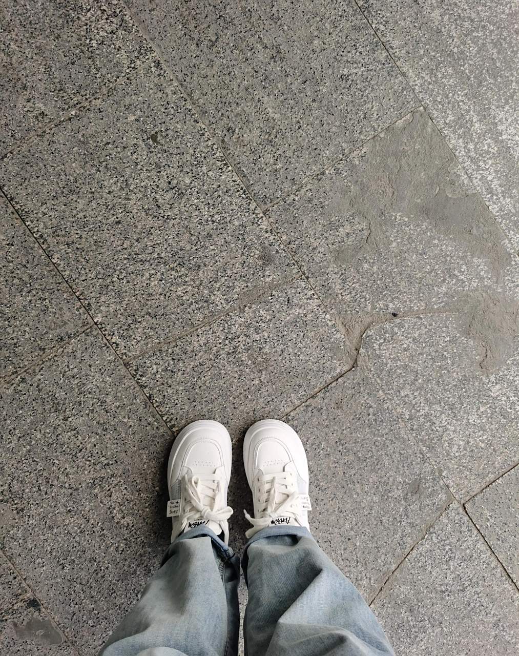 这双鞋,是在实体店买的,试穿的时候很舒服,鞋底也很软,我当时就毫不