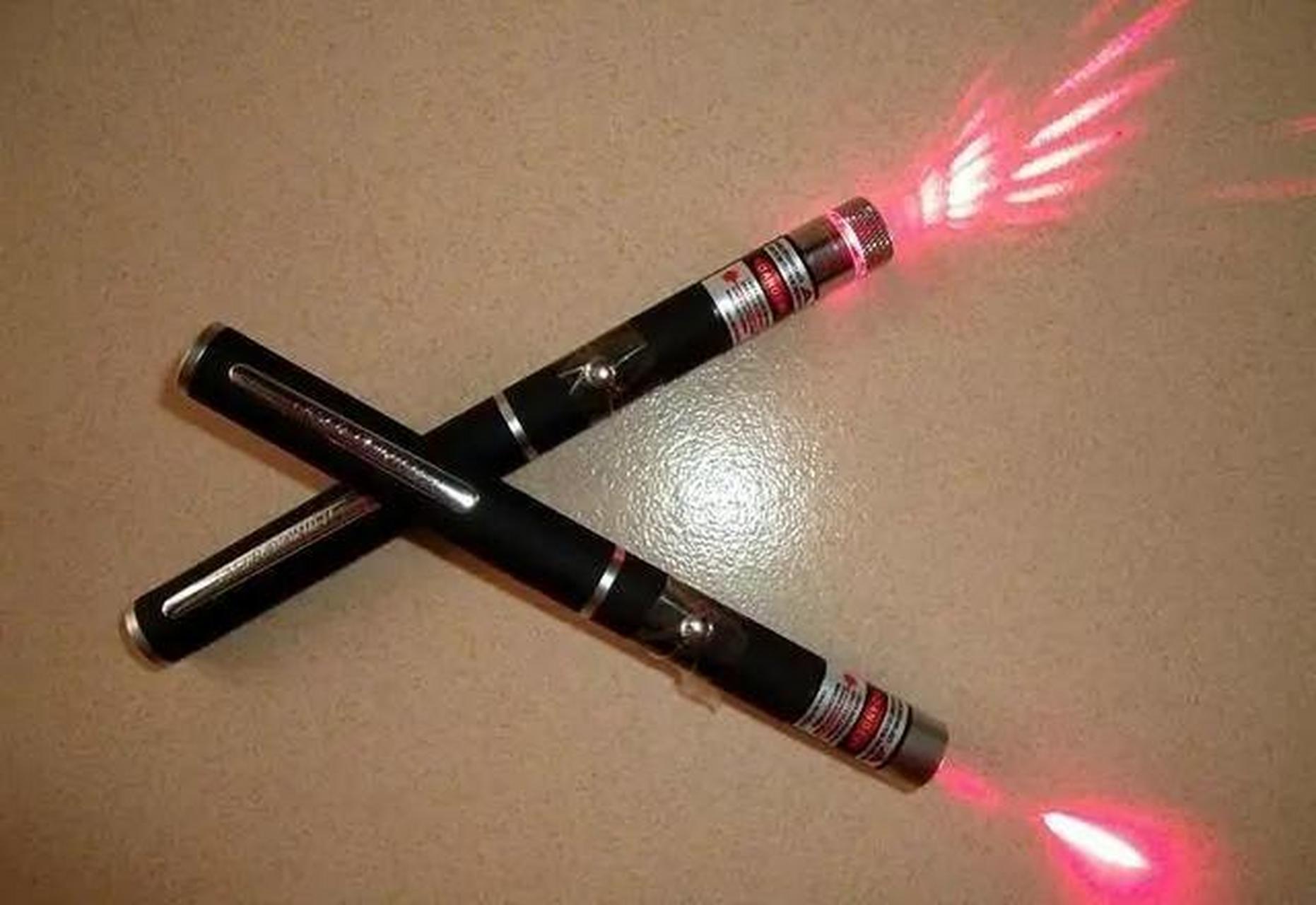 江苏10岁小孩玩激光笔,连续照射眼睛51次,导致左眼失去了光明.