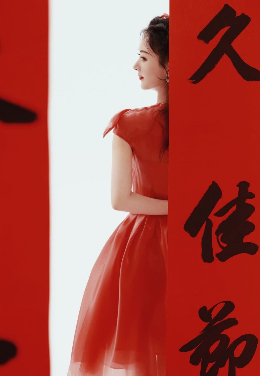 赵丽颖亮相央视春节联欢晚会,身着郭培2022年妃子红国心连衣裙,裙摆