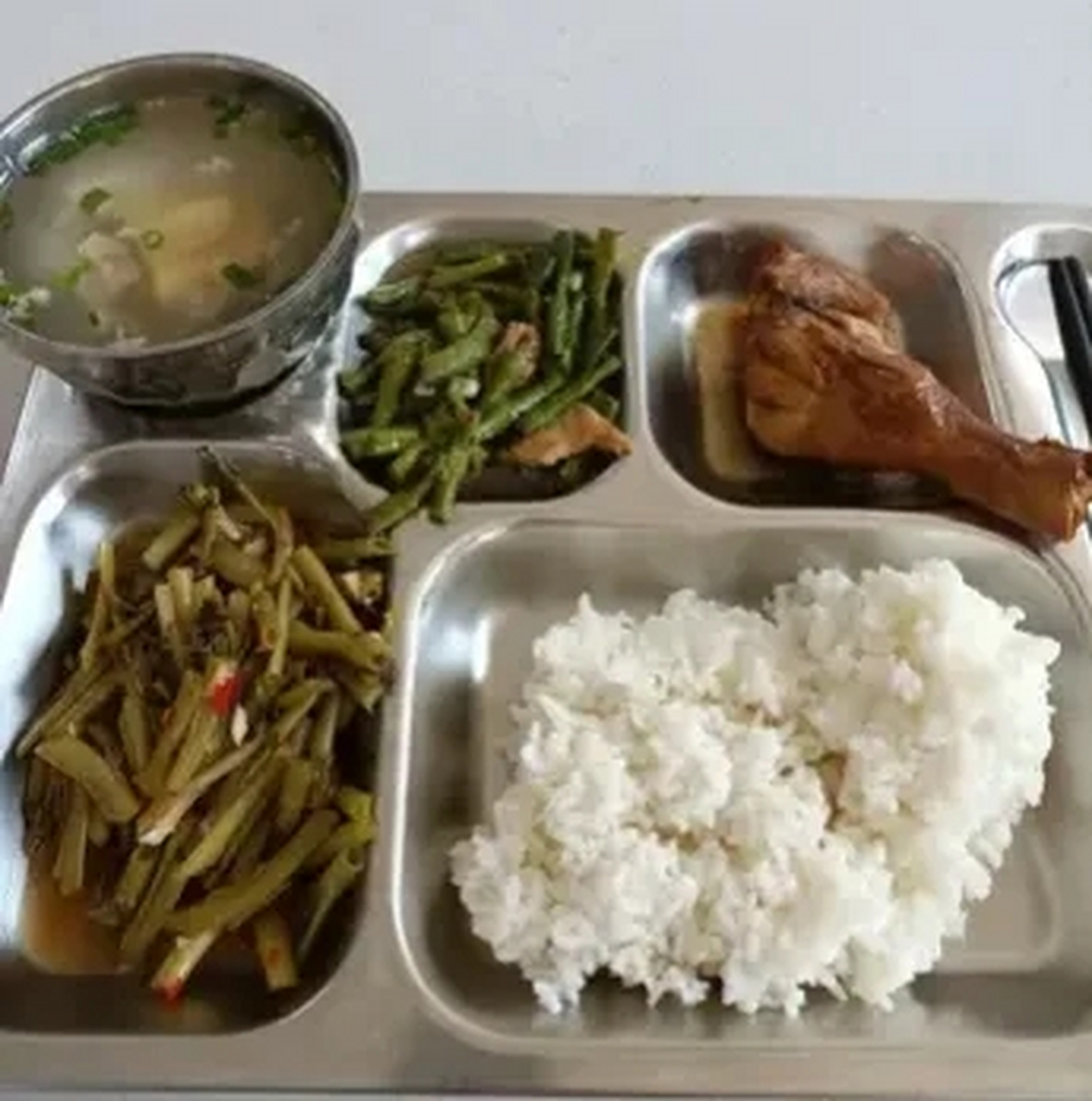 图一,南宁电子厂员工伙食 图二,杭州电子厂员工伙食 图三,东莞电子厂