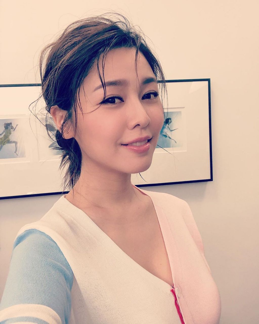 人妻白家绮生活中家居打扮,难掩那浓浓少妇气质.#娱乐八卦情报局