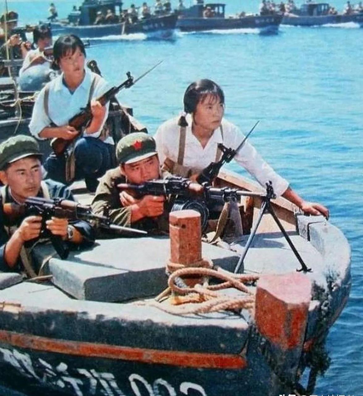 领动计划# 上世纪七八十年代,解放军战士与海上女民兵一起出海巡逻.
