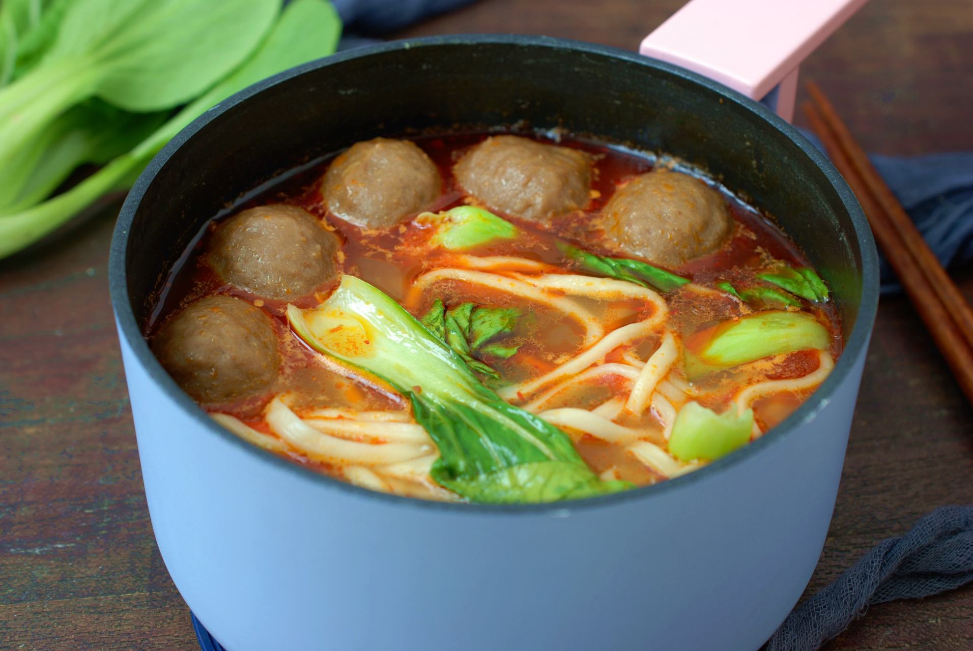 一个人,做一锅牛肉丸子面算了,凑合吃一口吧!