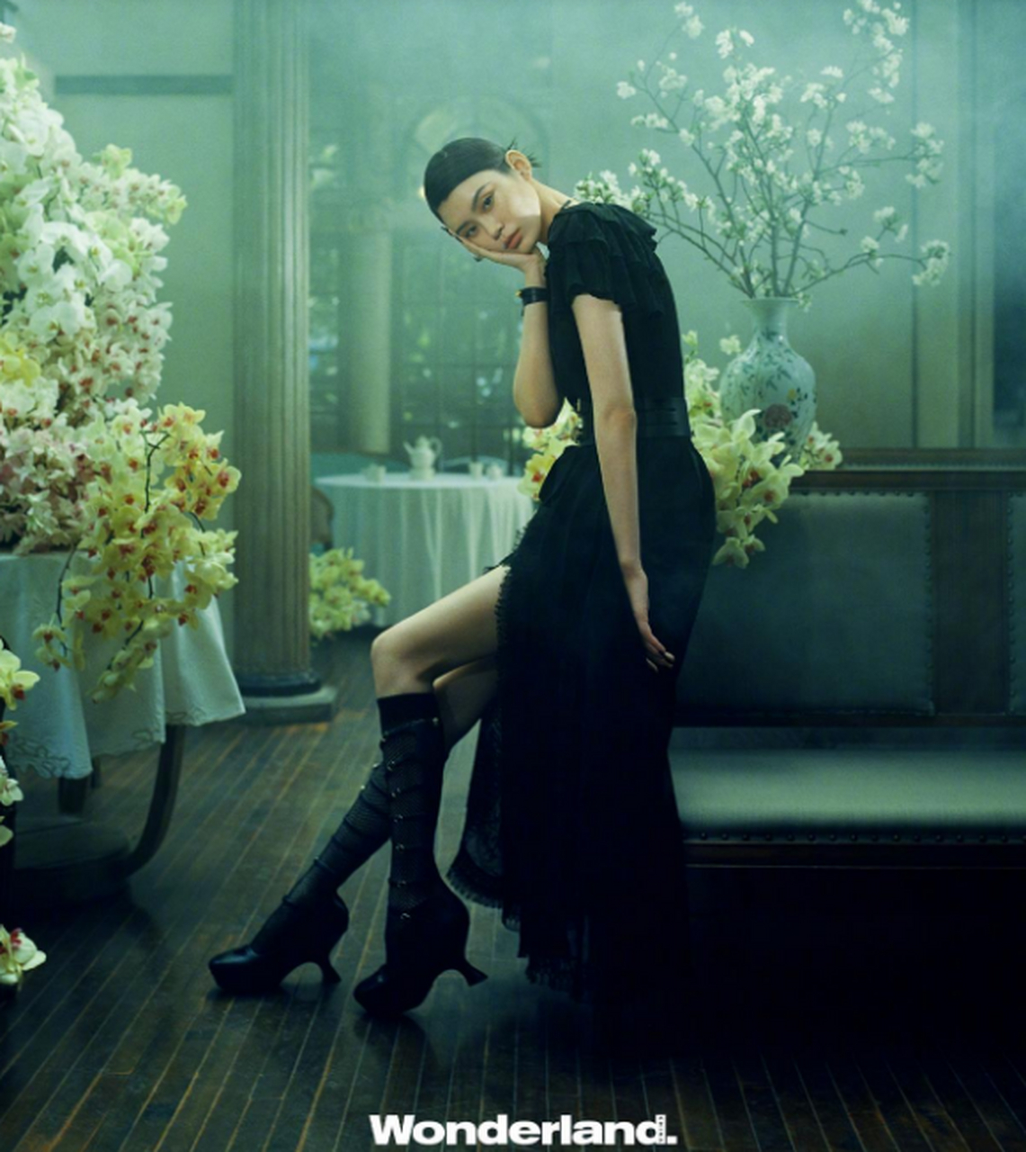 奚梦瑶四月刊封面大片,时髦复古.