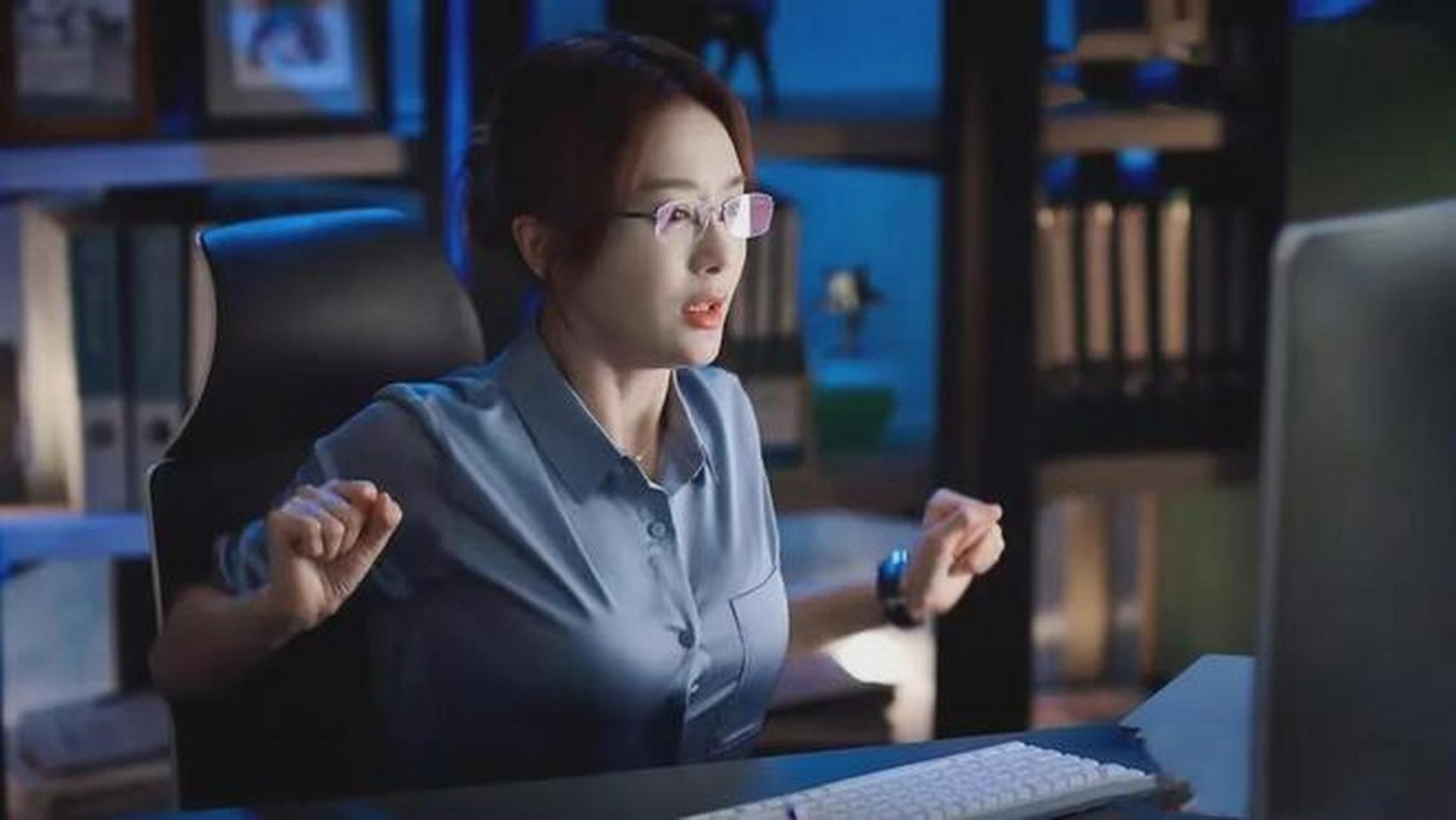 在一部电视剧里,演员秦岚饰演一个知性婉约的白领丽人